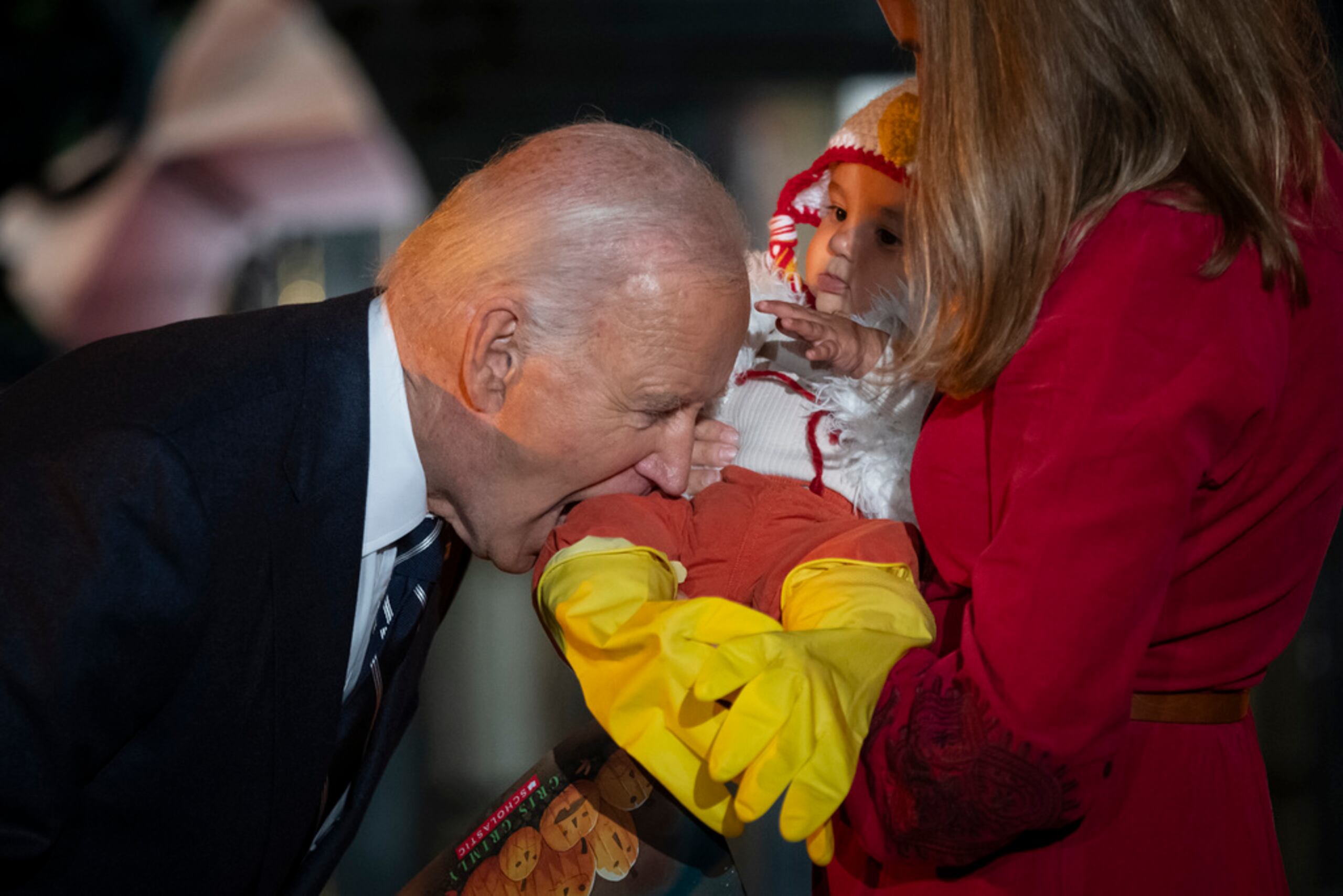 El presidente Joe Biden mordió la pierna de un bebé que estaba disfrazado de pollo, mientras él y la primera dama Jill Biden recibían a niños para pedir dulces en el Jardín Sur de la Casa Blanca en Washington el pasado miércoles.