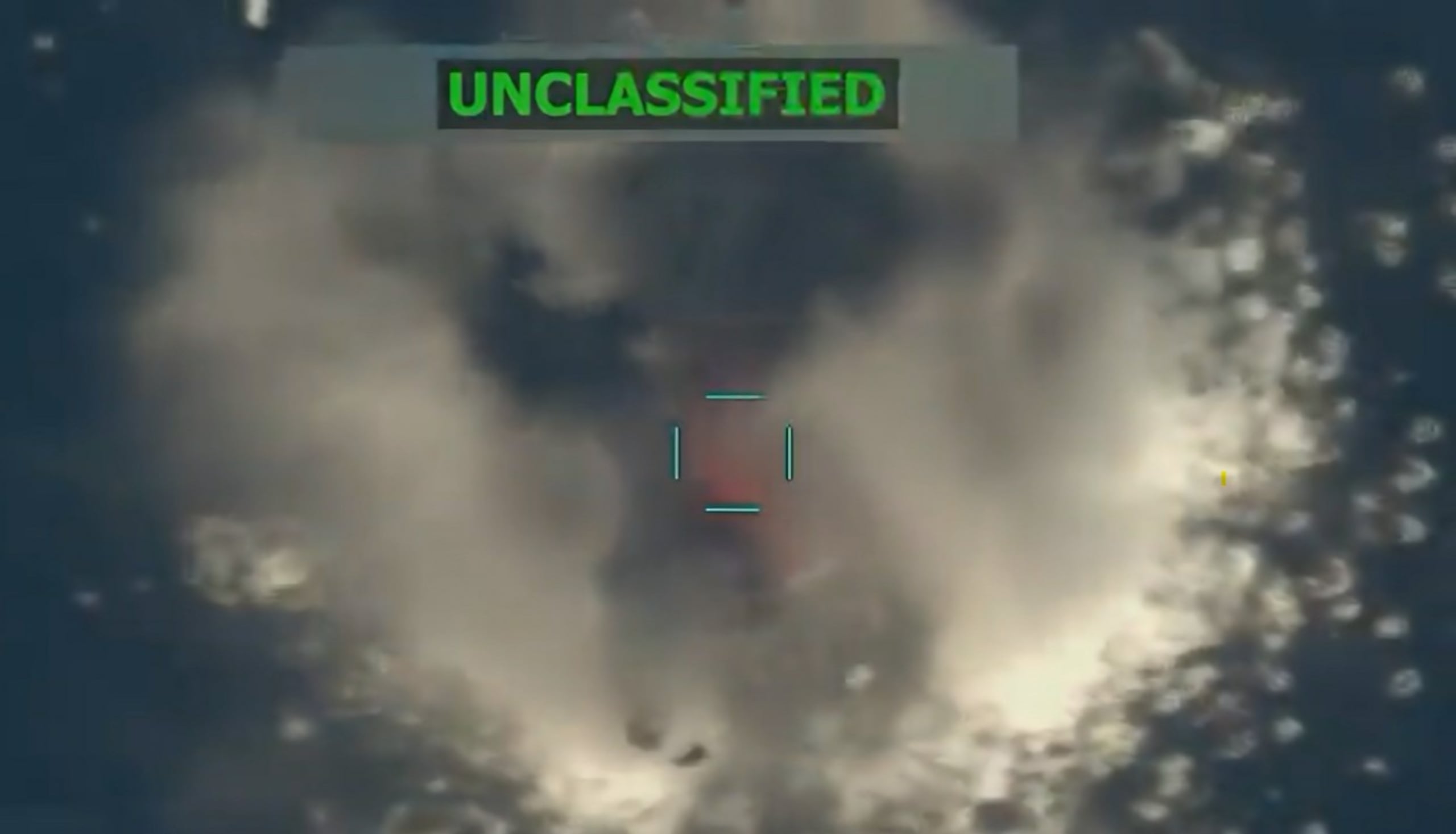 Hegseth dijo en una publicación en redes sociales que la inteligencia determinó que la embarcación “transitaba por una ruta conocida de narcotráfico y transportaba narcóticos”.