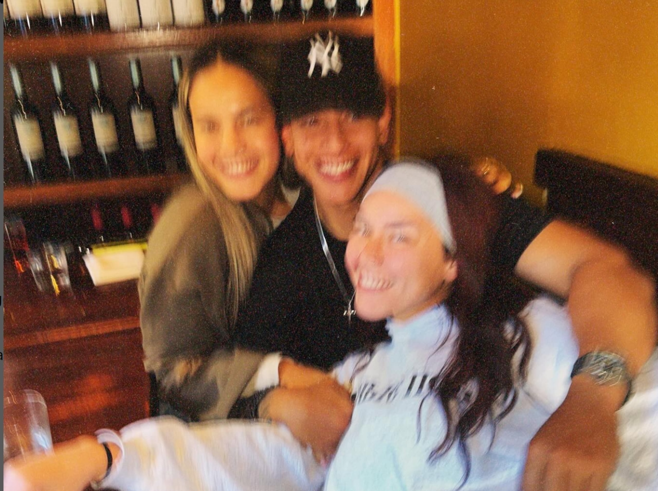 Daddy Yankee junto a sus hijas Yamilette y Jesaaelys.