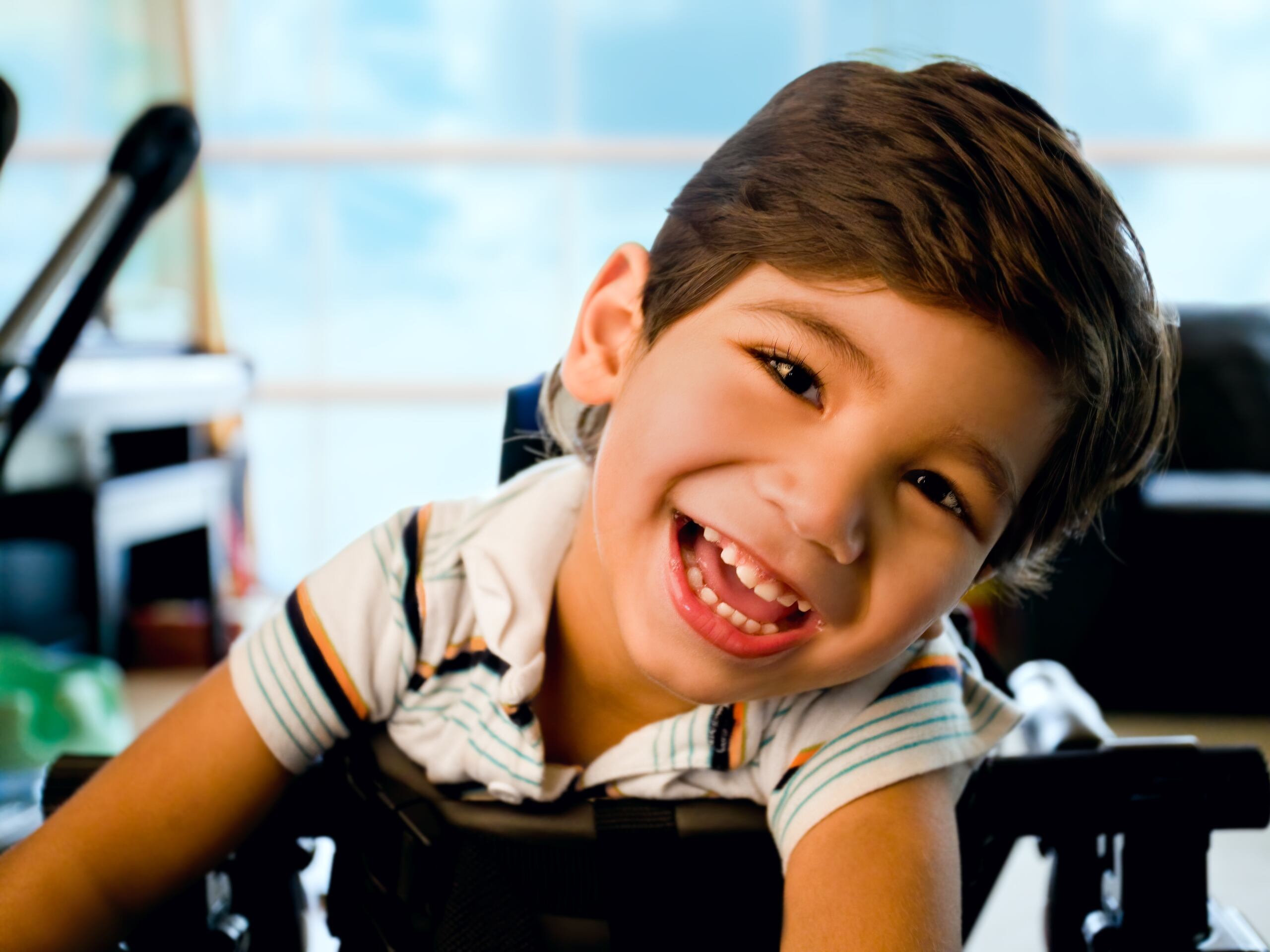 El cuidado dental en niños con necesidades especiales no se limita a la consulta médica, sino que requiere un esfuerzo diario en el hogar.