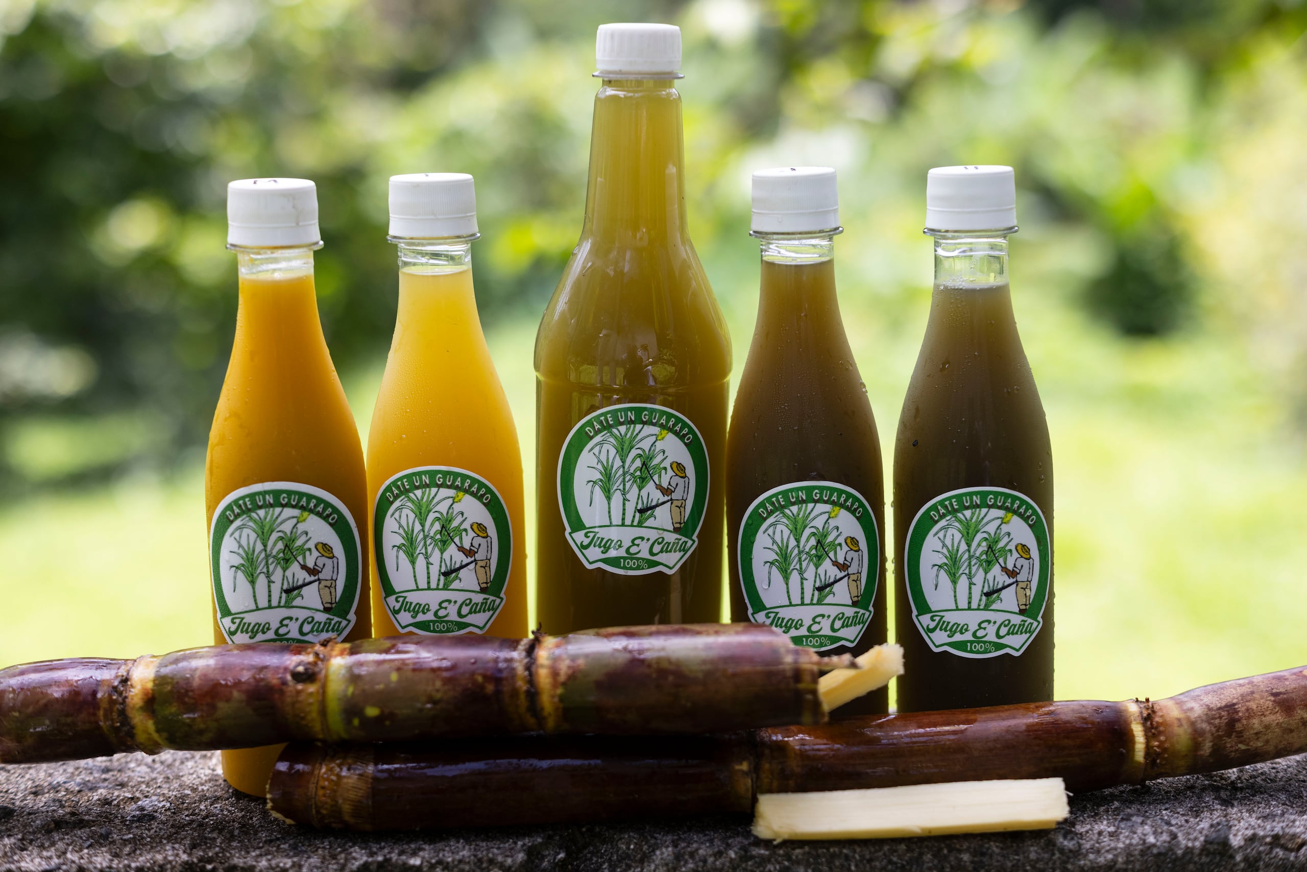 Además de guarapo en su forma original, Juego E'Caña también lo vende combinado con diferentes frutas, cien por ciento naturales, especialmente frutas de aquí.