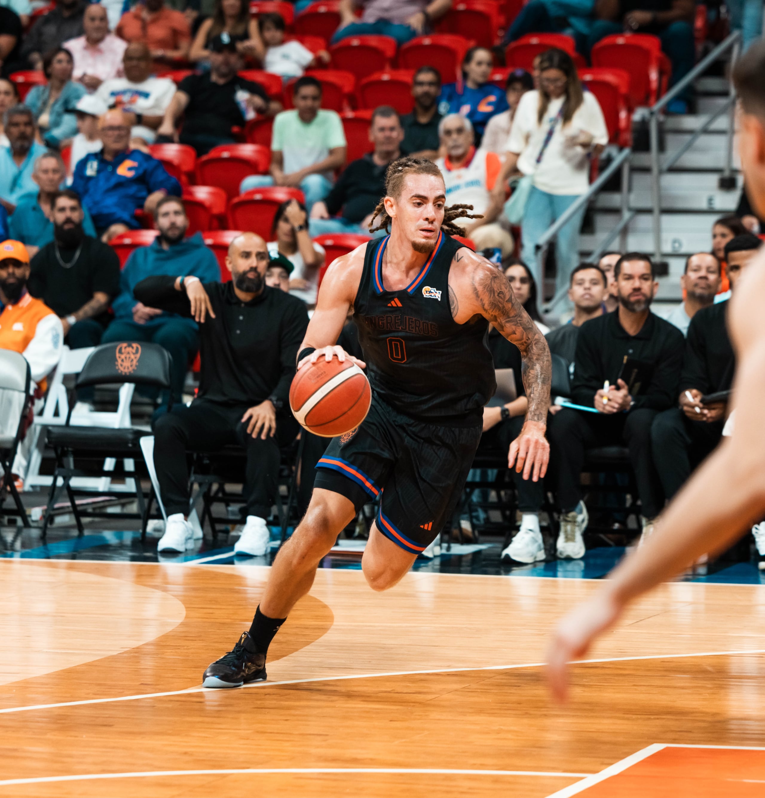 Isaiah Piñeiro en su primer juego con los Cangrejeros de Santurce en el BSN.