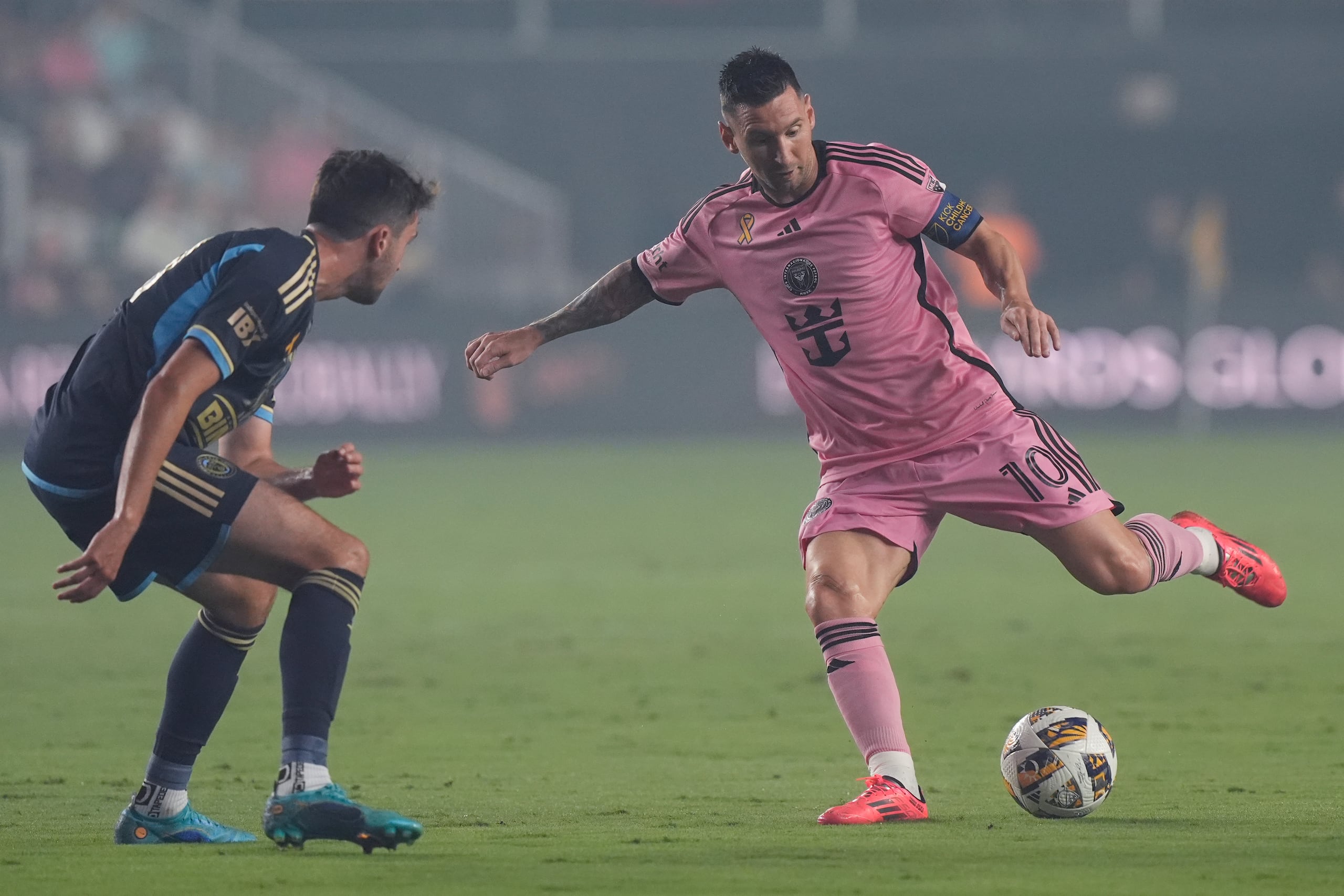El argentino Lionel Messi, del Inter Miami, trata de disparar frente a Leon Flach, del Union de Filadelfia, en un encuentro de la MLS, disputado el sábado 14 de septiembre de 2024 (AP Foto/Marta Lavandier)