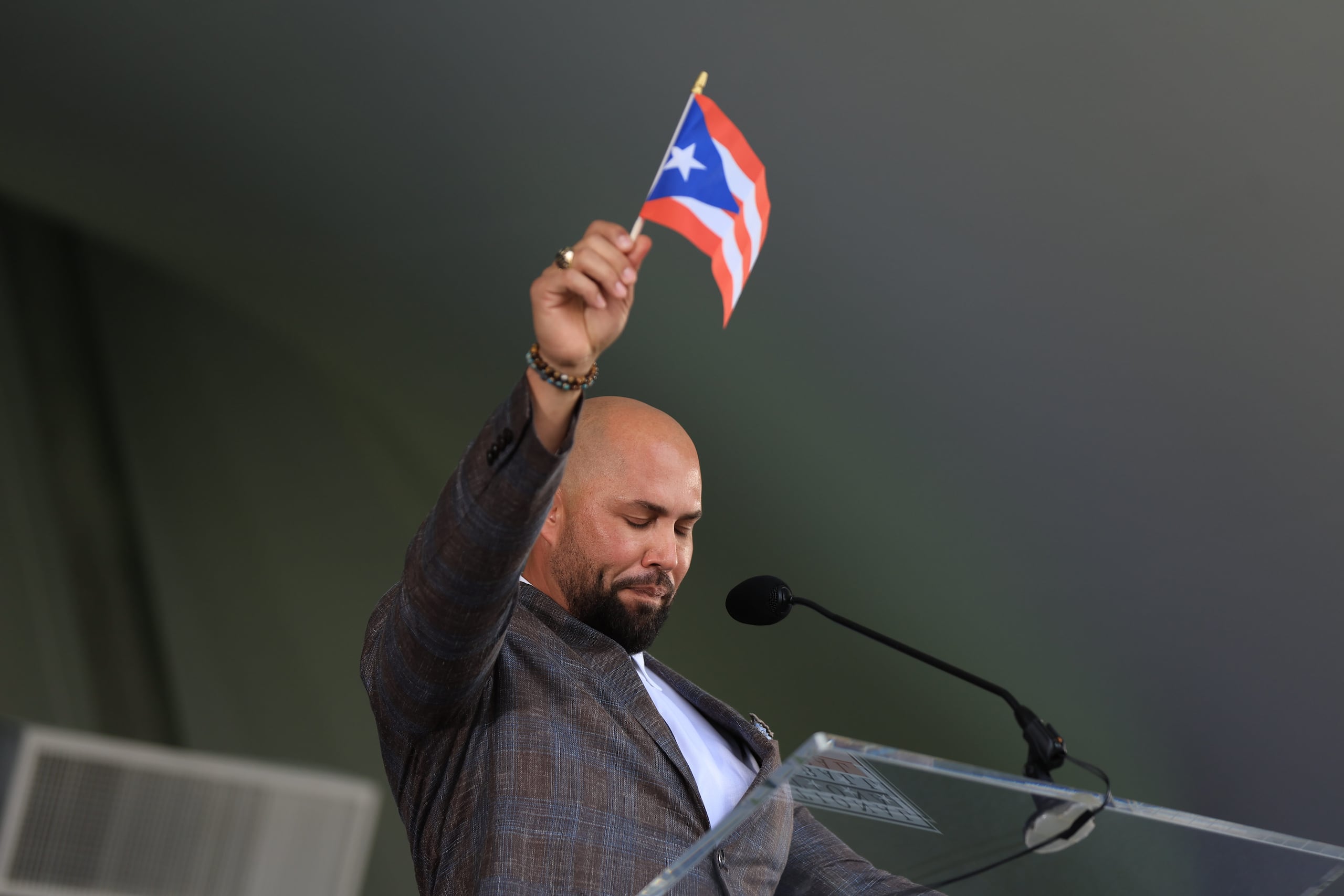 El manatieño sacó una bandera de Puerto Rio durante su discurso.