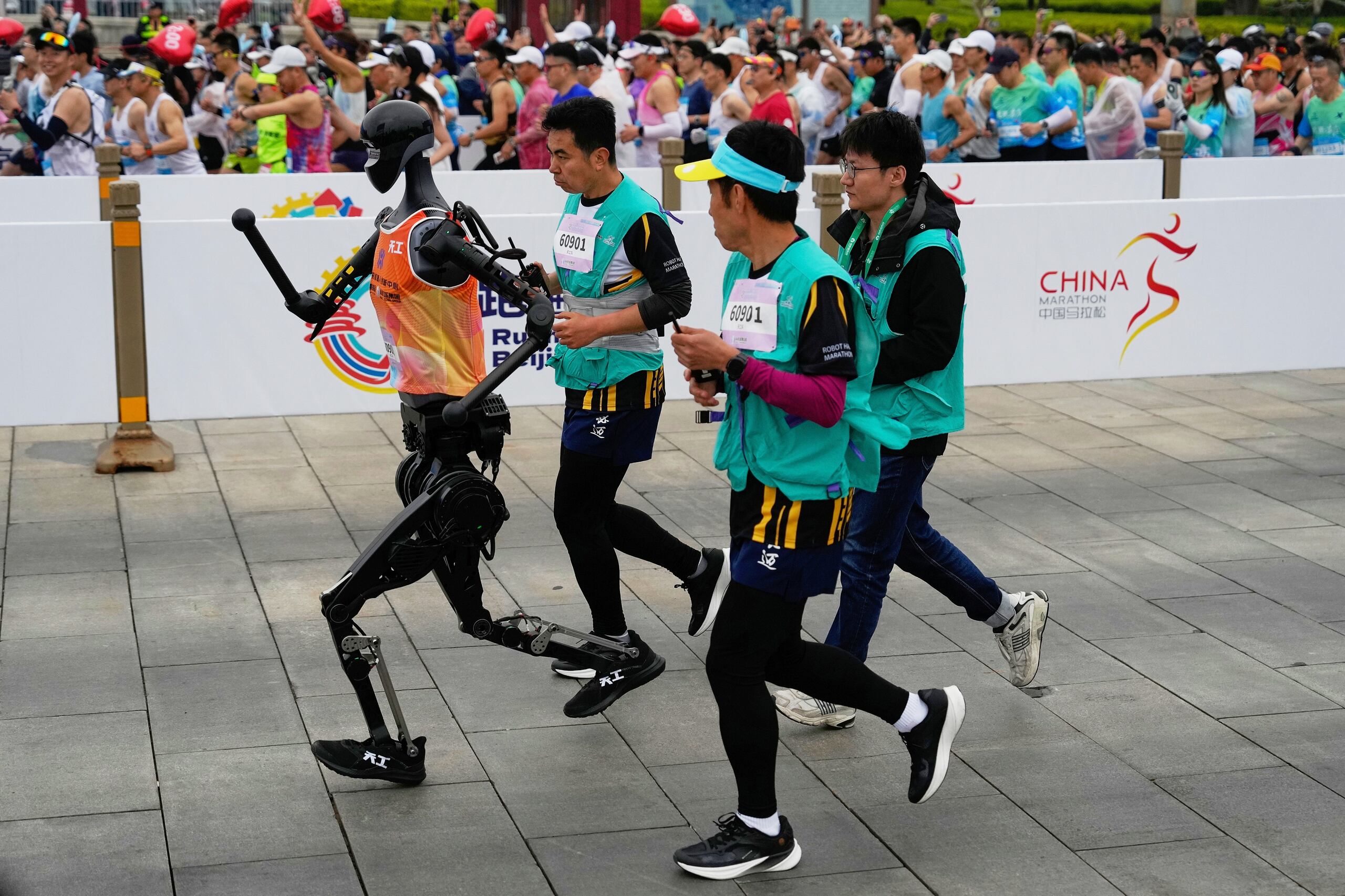 Un robot participa en la primera media maratón robótica en la Media Maratón de Robots Humanoides en Beijing, el sábado 19 de abril de 2025. (AP Foto/Ng Han Guan)