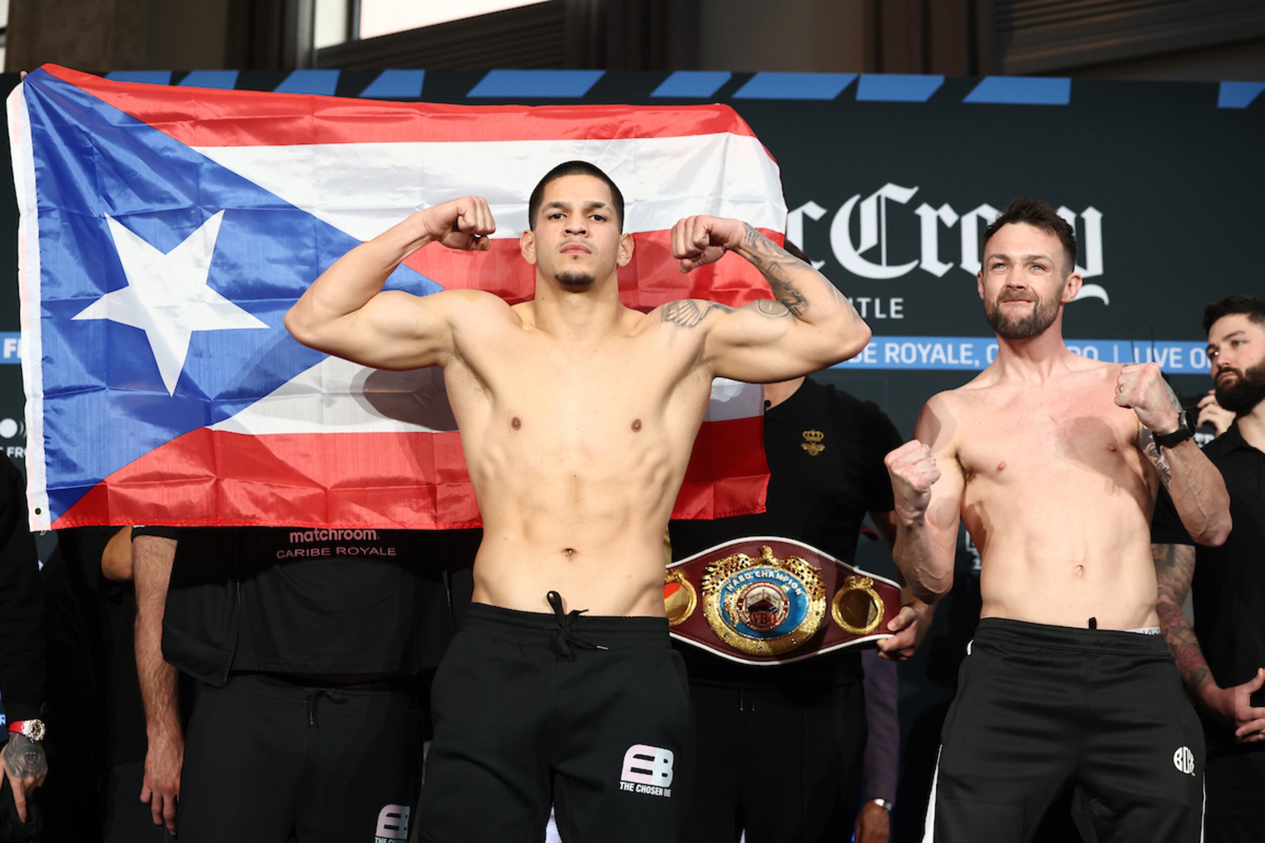 Edgar Berlanga y Padraig McCrory posan después de pesarse.