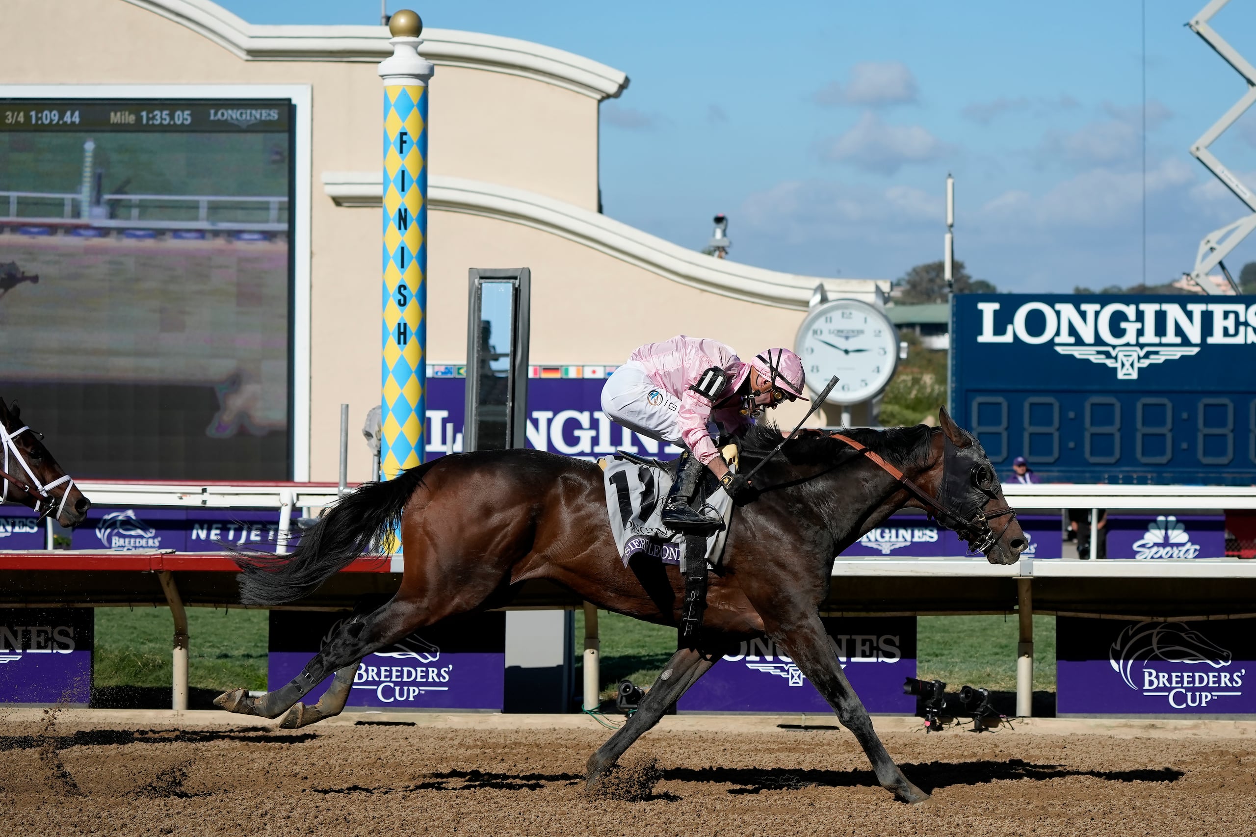 Flavien Prat monta a Sierra Leone para ganar el Breader's Cup en Del Mar, California, el sábado 2 de noviembre de 2024.