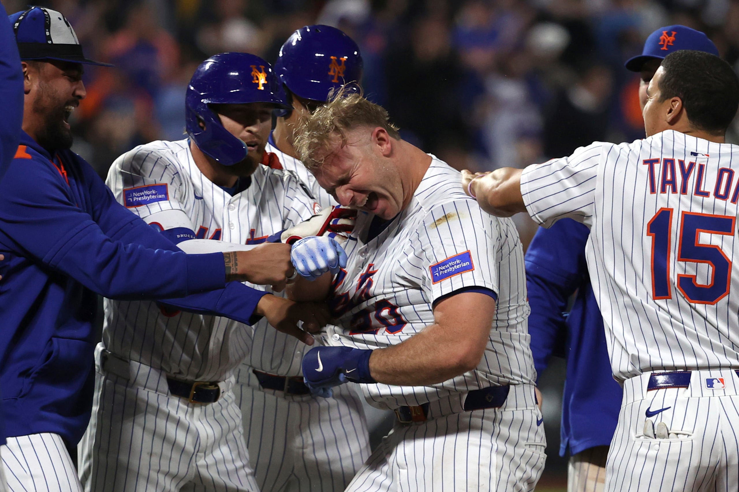 Jugadores de los Mets de Nueva York celebra con Pete Alonso después de que Francisco Lindor anotó con el elevado de sacrificio de Alonso para vencer a los Piratas de Pittsburgh el lunes 12 de mayo del 2025.