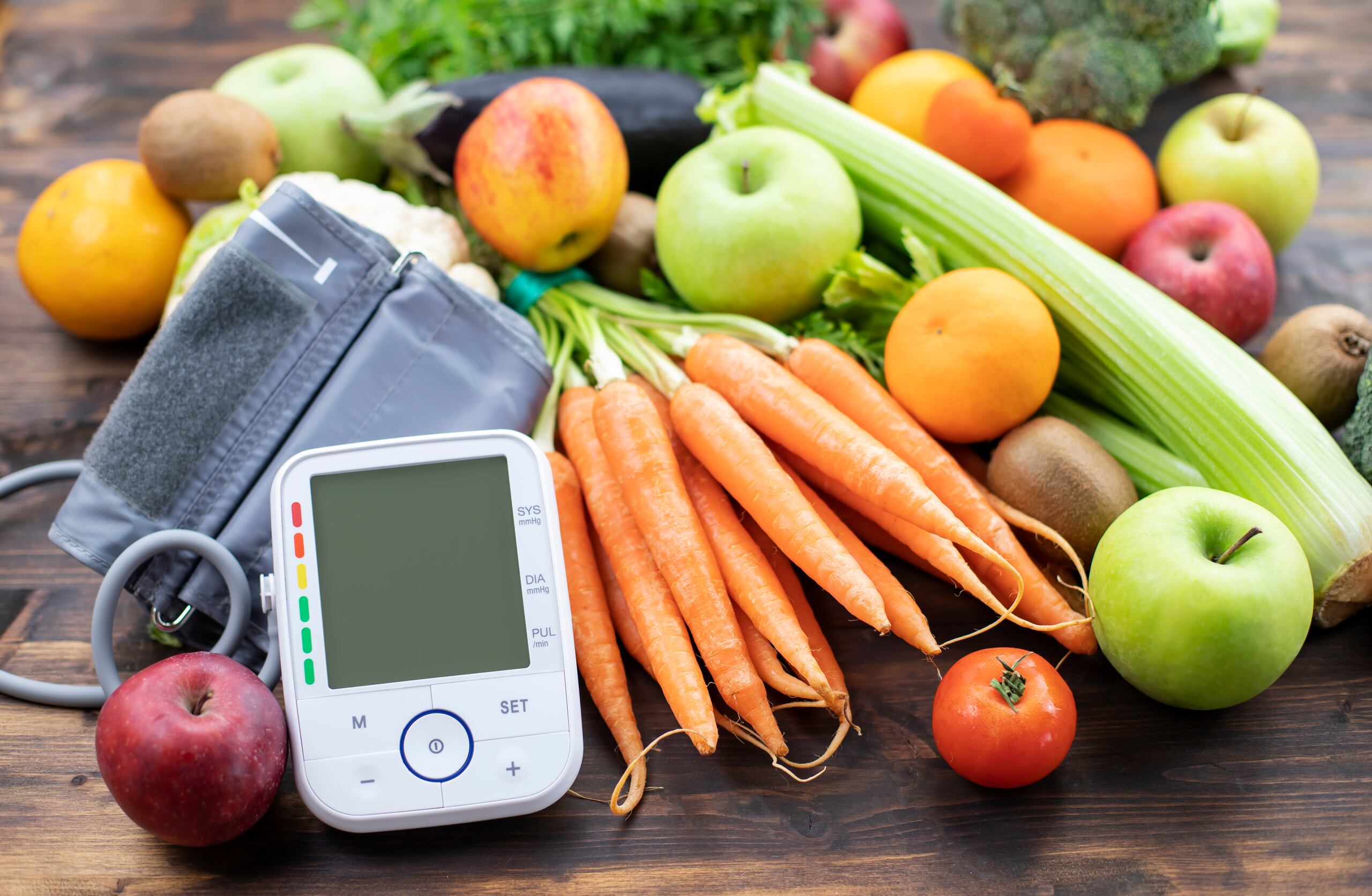 El tratamiento se debe comenzar con una modificación del estilo de vida, que incluye llevar una alimentación baja en grasas y sal, reducir el peso excesivo, comenzar un programa de ejercicio físico regular, aprender a controlar el estrés, dejar de fumar, moderar o suprimir el consumo de alcohol y controlar la apnea obstructiva del sueño.