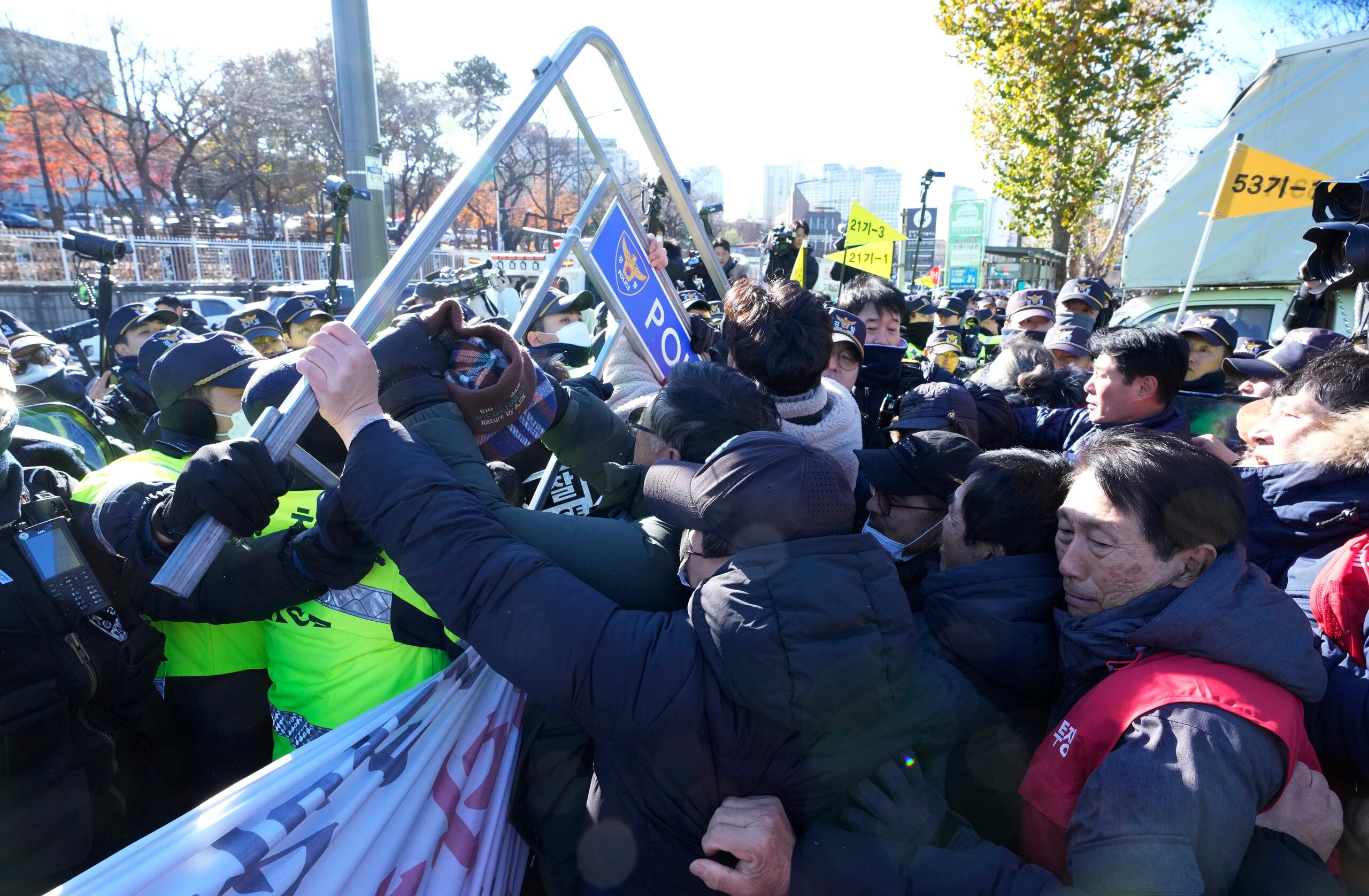 Unas 200 personas participaron de la protesta, durante la que hubo enfrentamientos con la policía coreana.