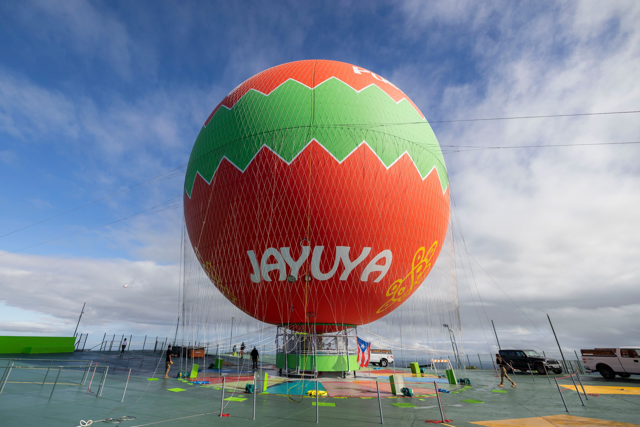 El primer vuelo de hoy del Globo Aerostático, de color rojo y verde, se realizó sin problemas.