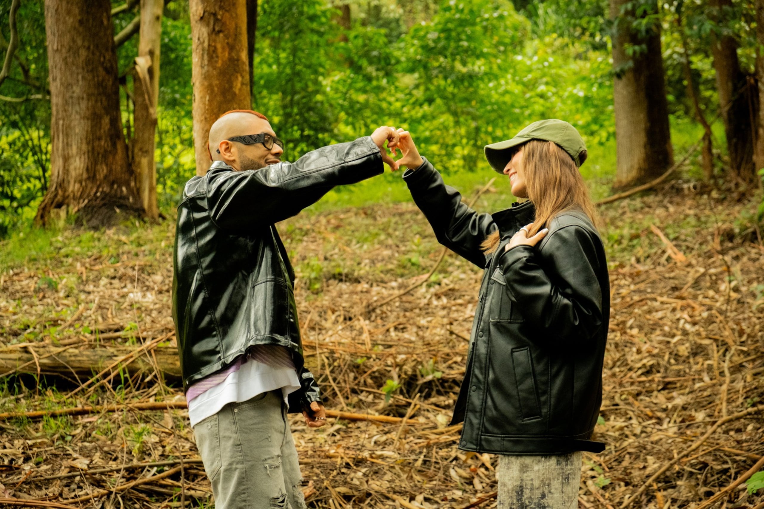El videoclip es protagonizado por el cantante y su esposa.
