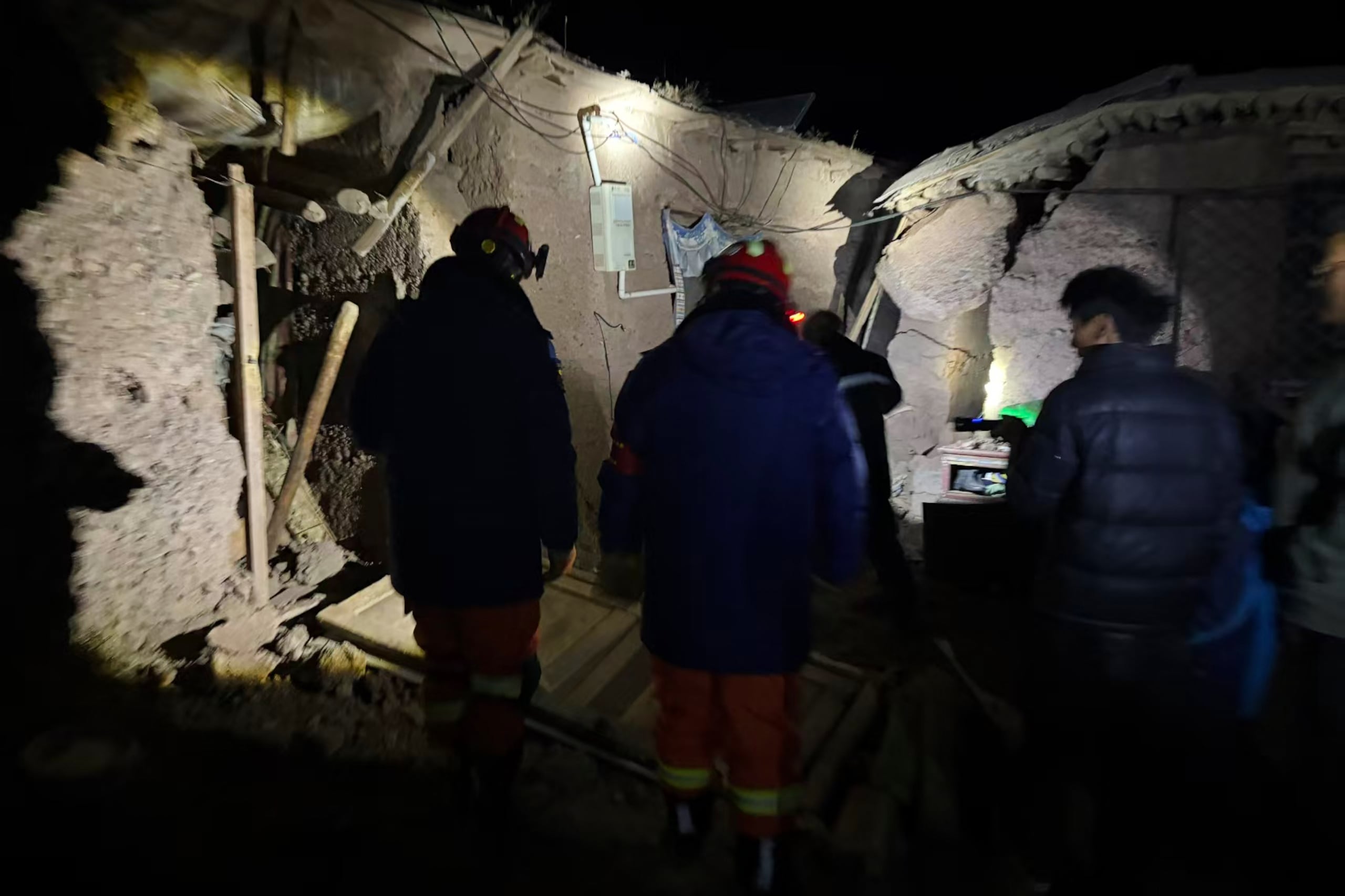 Bomberos inspeccionan las viviendas de una aldea afectada por el terremoto en el condado de Baqen, en la ciudad de Nagqu, en la Región Autónoma del Tíbet de China, este viernes.