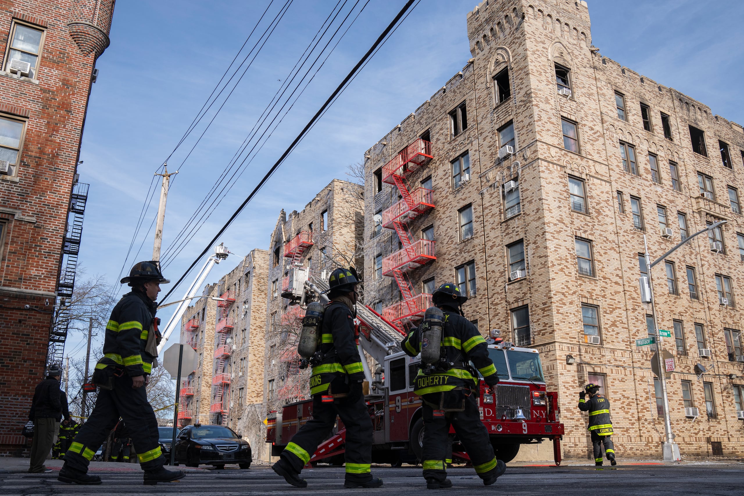 Entre los heridos figuran cinco bomberos y dos civiles.