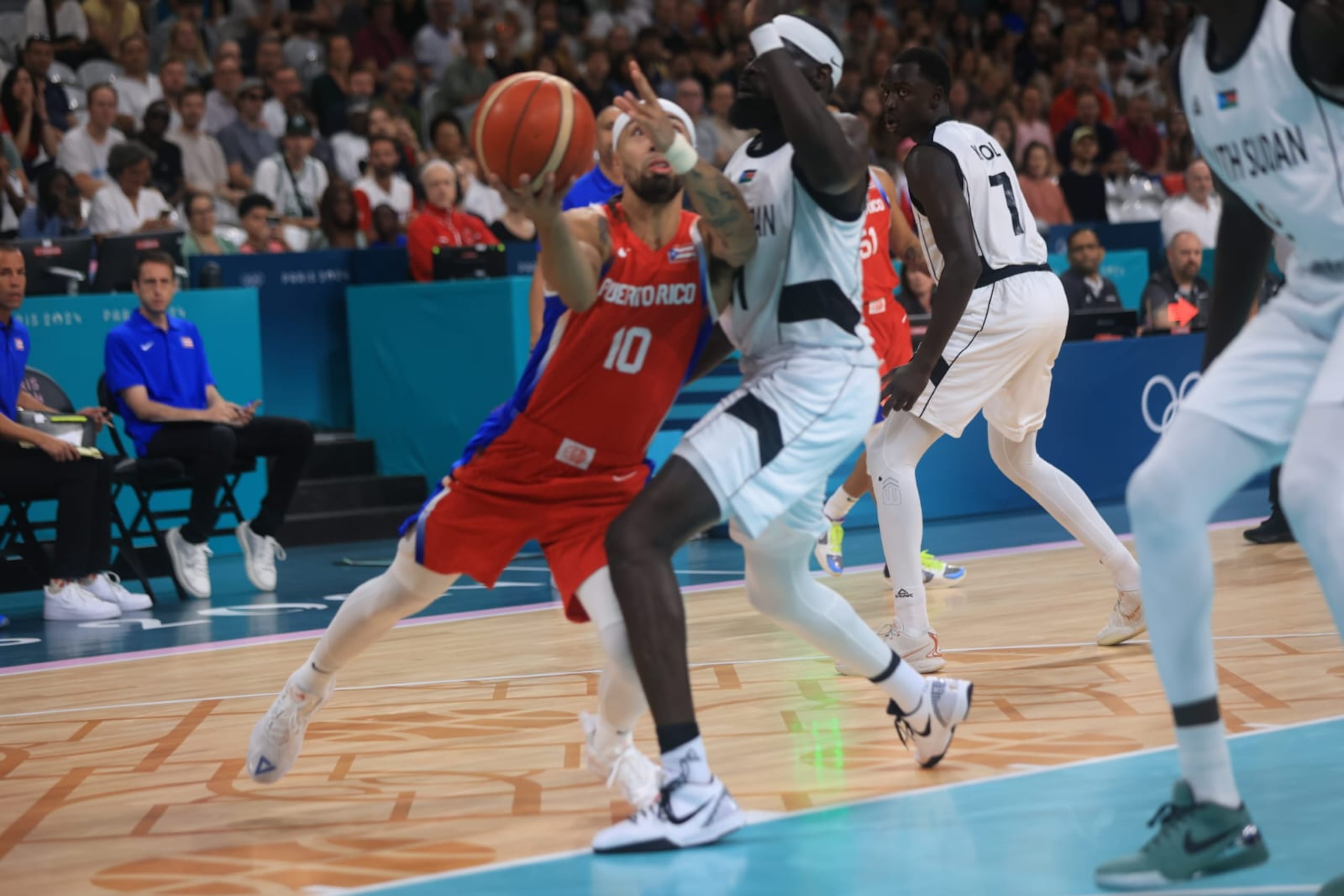 El himno se repitió desde el principio, sonó en su integridad, Gabriel retornó a cancha; y, superada la controversia, el partido arrancó en el Pierre Mauroy.