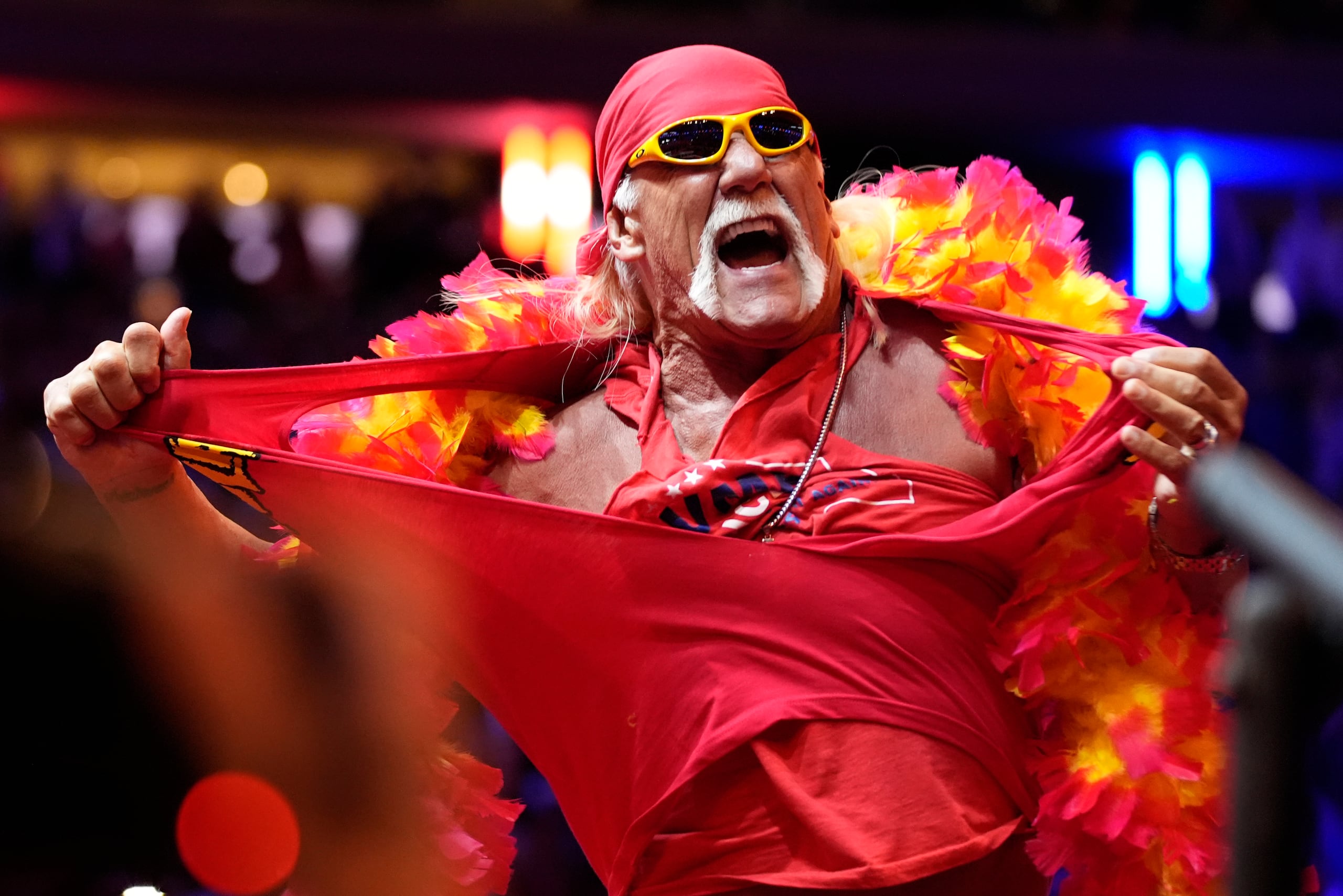 Hulk Hogan aparece aquí rompiendo su camisa para dar paso a una promoción de apoyo al actual presidente de los EE.UU., Donald Trump.