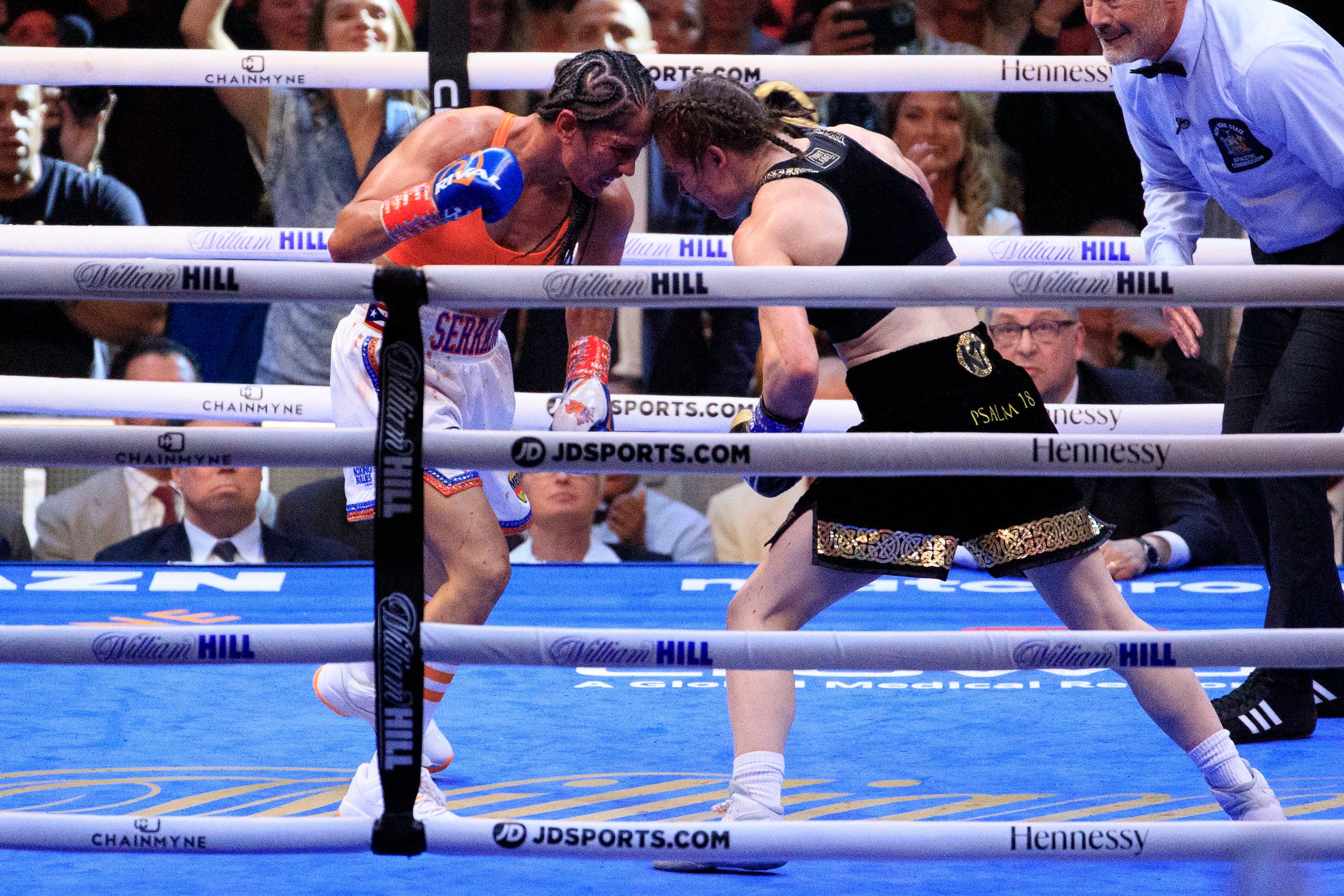 Amanda Serrano y Katie Taylor durante su épica pelea en el Madison Square Garden, de Nueva York.