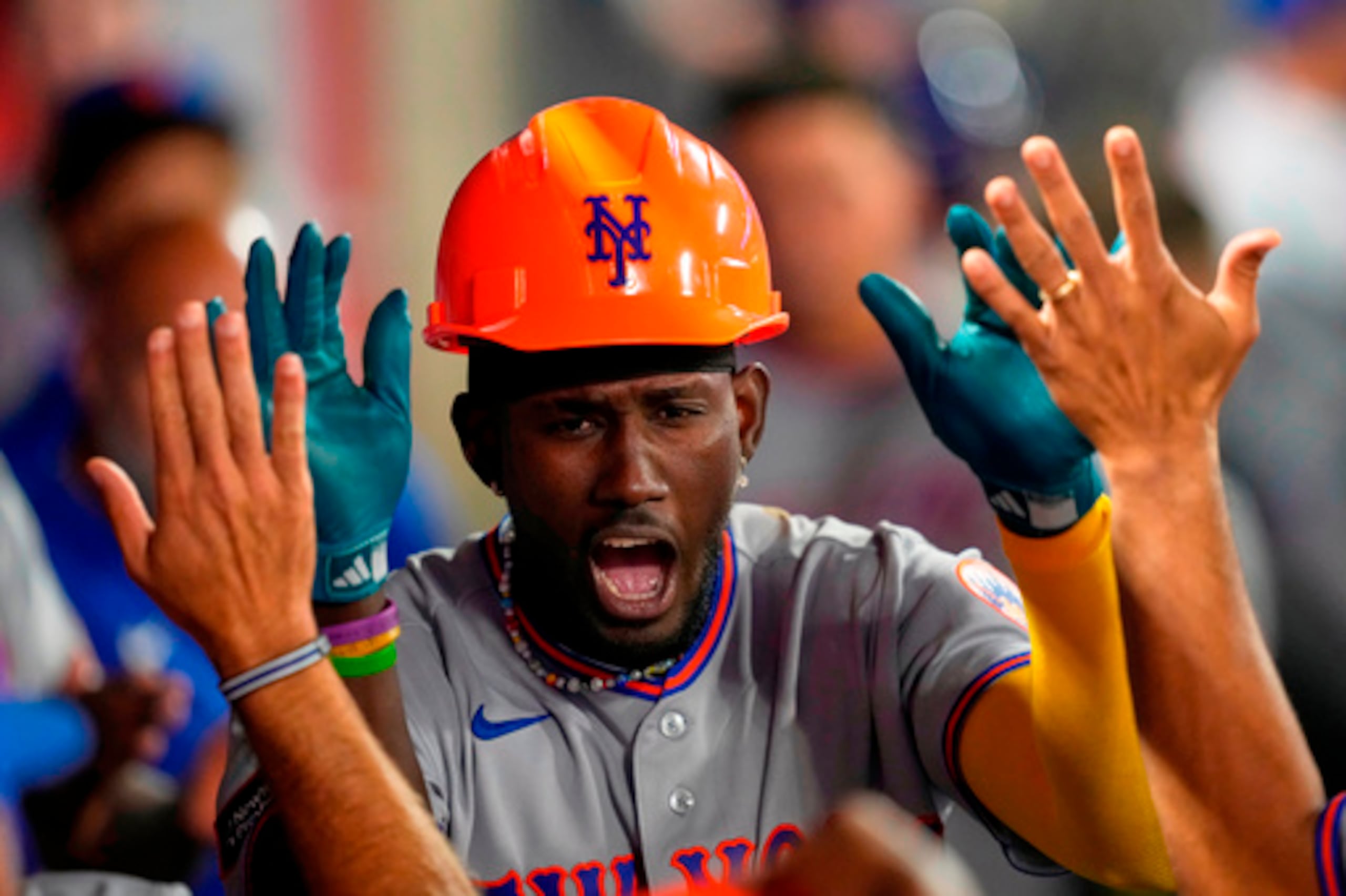 Ronny Mauricio, de los Mets de Nueva York, es felicitado por sus compañeros de equipo en el dugout después de batear un jonrón solitario en la séptima entrada del juego de béisbol de Grandes Ligas, el viernes 1 de mayo de 2026, en Anaheim, California. (AP Foto/Mark J. Terrill)