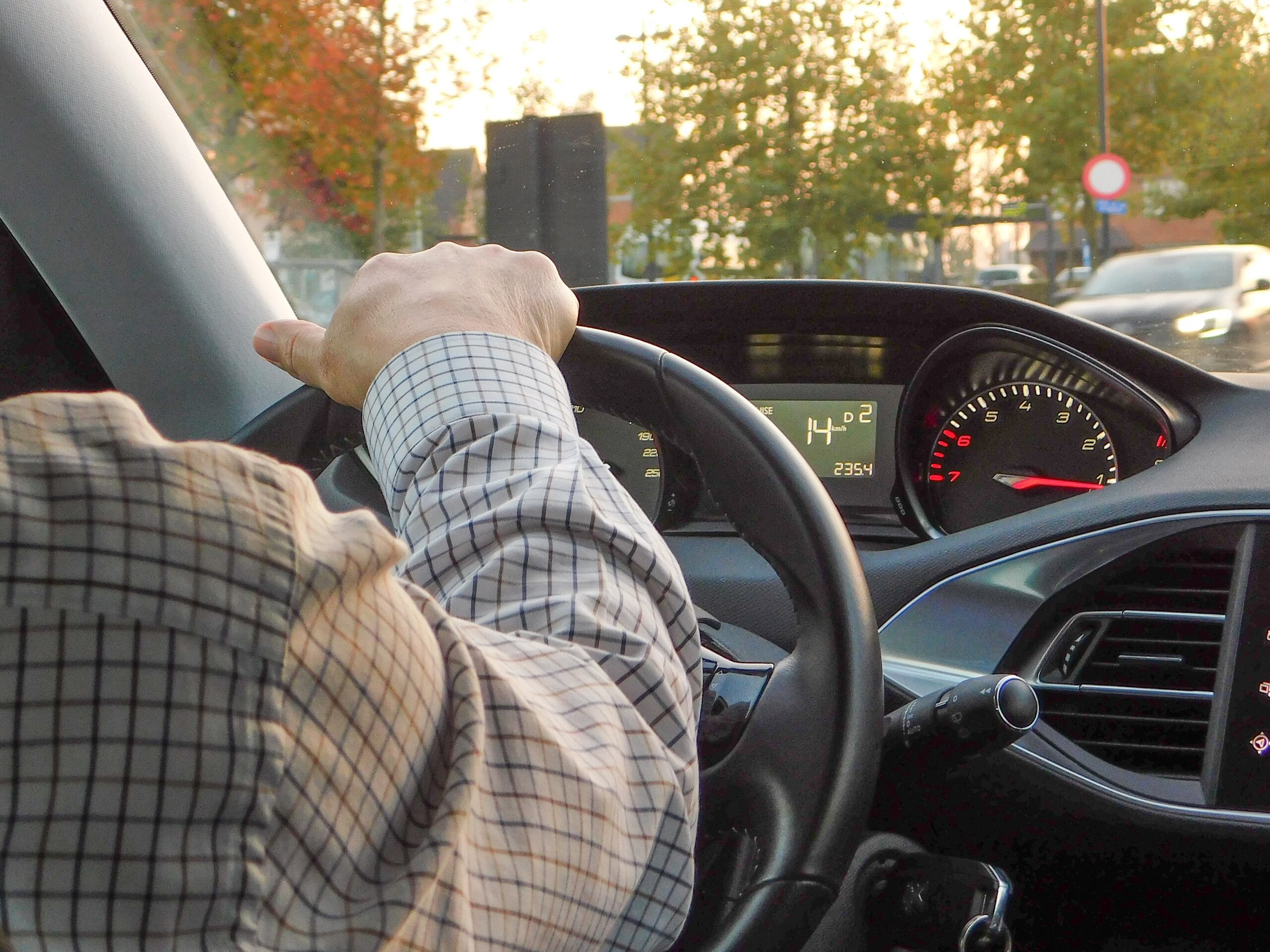 persona mayor manejando