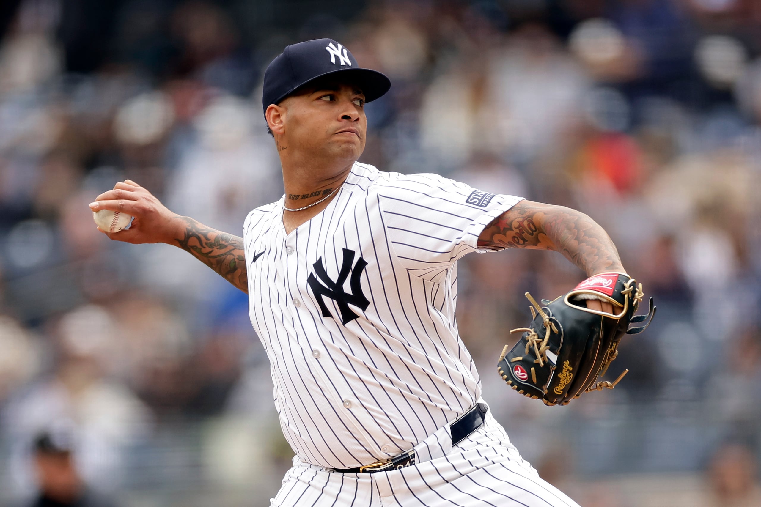 El pitcher de los Yankees de Nueva York, Luis Gil, lanza en la tercera entrada del juego ante los Rays de Tampa Bay.
