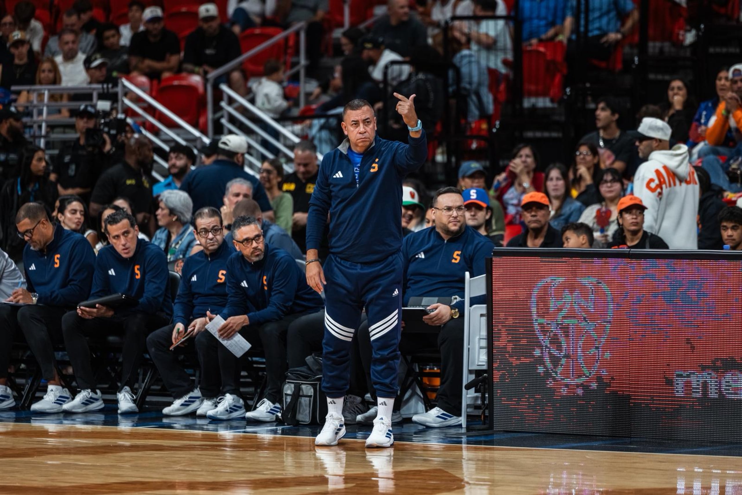David Rosario dirigió su primer juego en el BSN desde 2019, consiguiendo la victoria cangrejera.