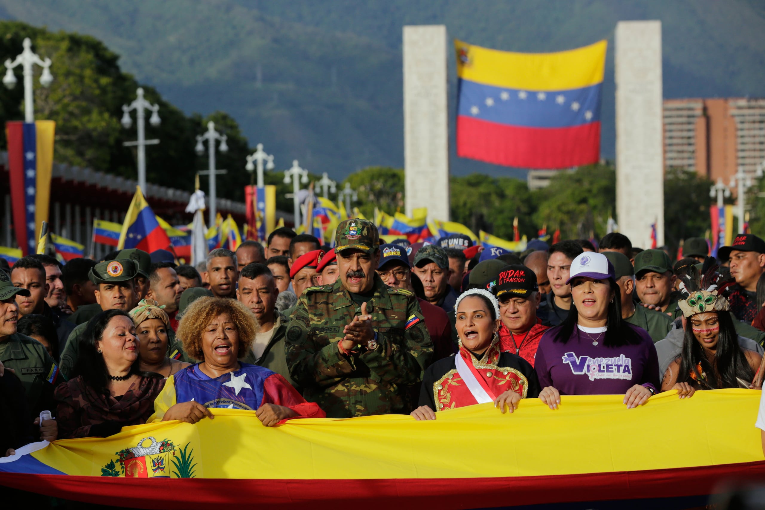 El presidente venezolano, Nicolás Maduro, participa en una marcha cívico-militar organizada por el gobierno en Caracas, Venezuela, el martes 25 de noviembre de 2025. (Foto AP/Cristian Hernández)