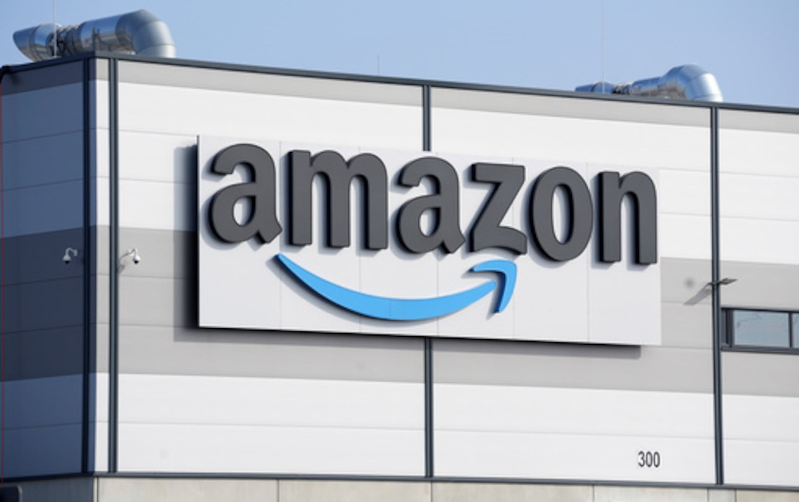 ARCHIVO - El logotipo de Amazon adorna la fachada de un edificio, el 18 de marzo de 2022, en Schönefeld, cerca de Berlín. (Foto AP/Michael Sohn, archivo)