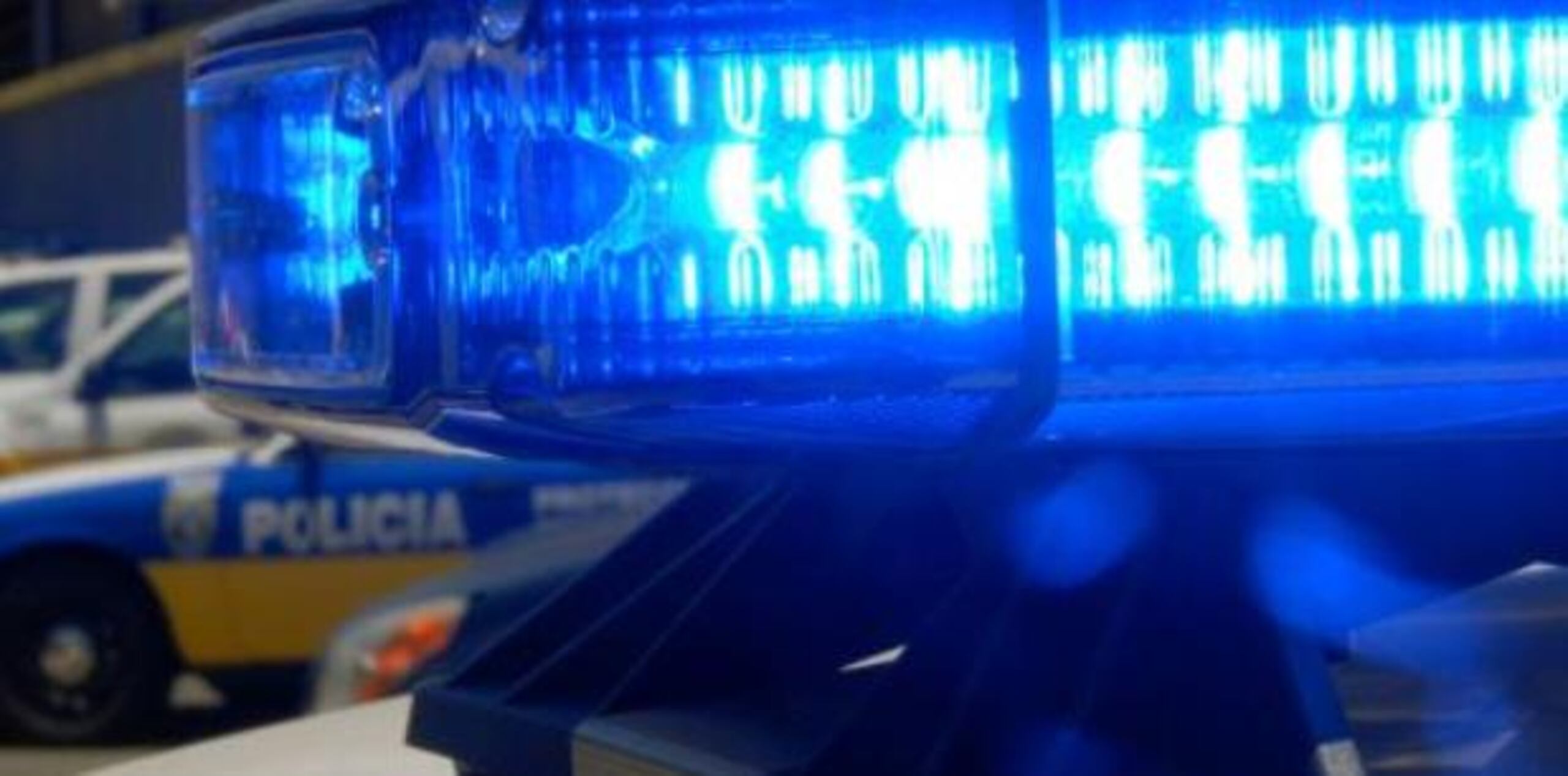 La víctima fue esposada a un tubo de metal a orillas de la carretera. (Archivo)