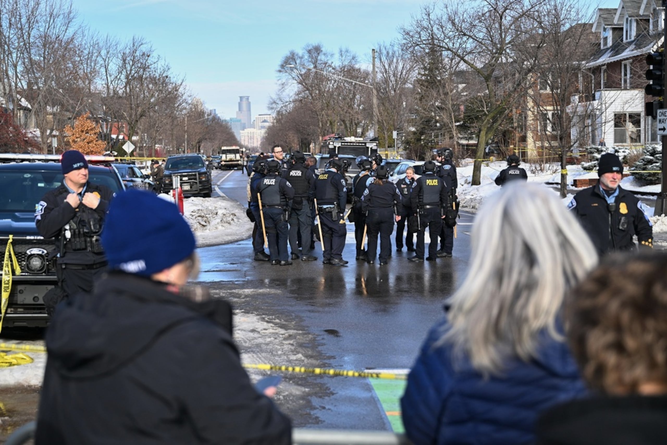Agentes del orden atienden la escena del tiroteo que involucró a agentes federales este miércoles en Minneapolis.