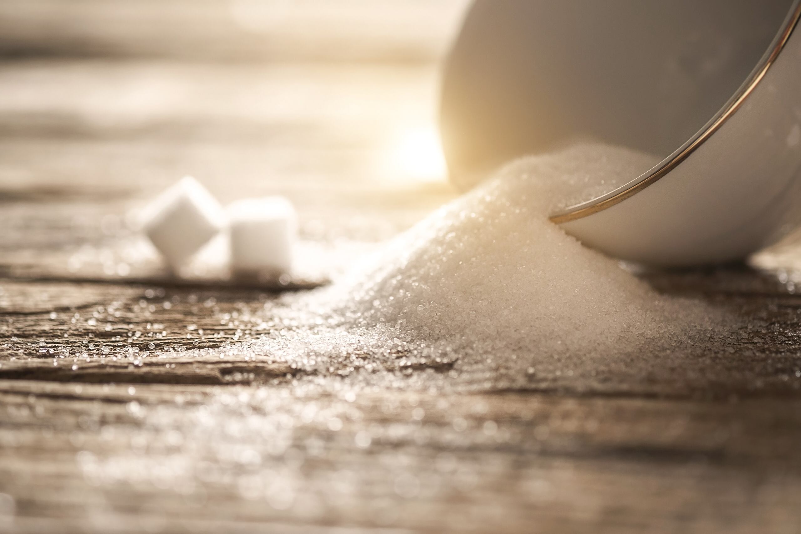 El consumo sostenido de azúcar puede conducir a largo plazo a una serie de condiciones crónicas como hígado graso, diabetes tipo 2, hipertención y cáncer.