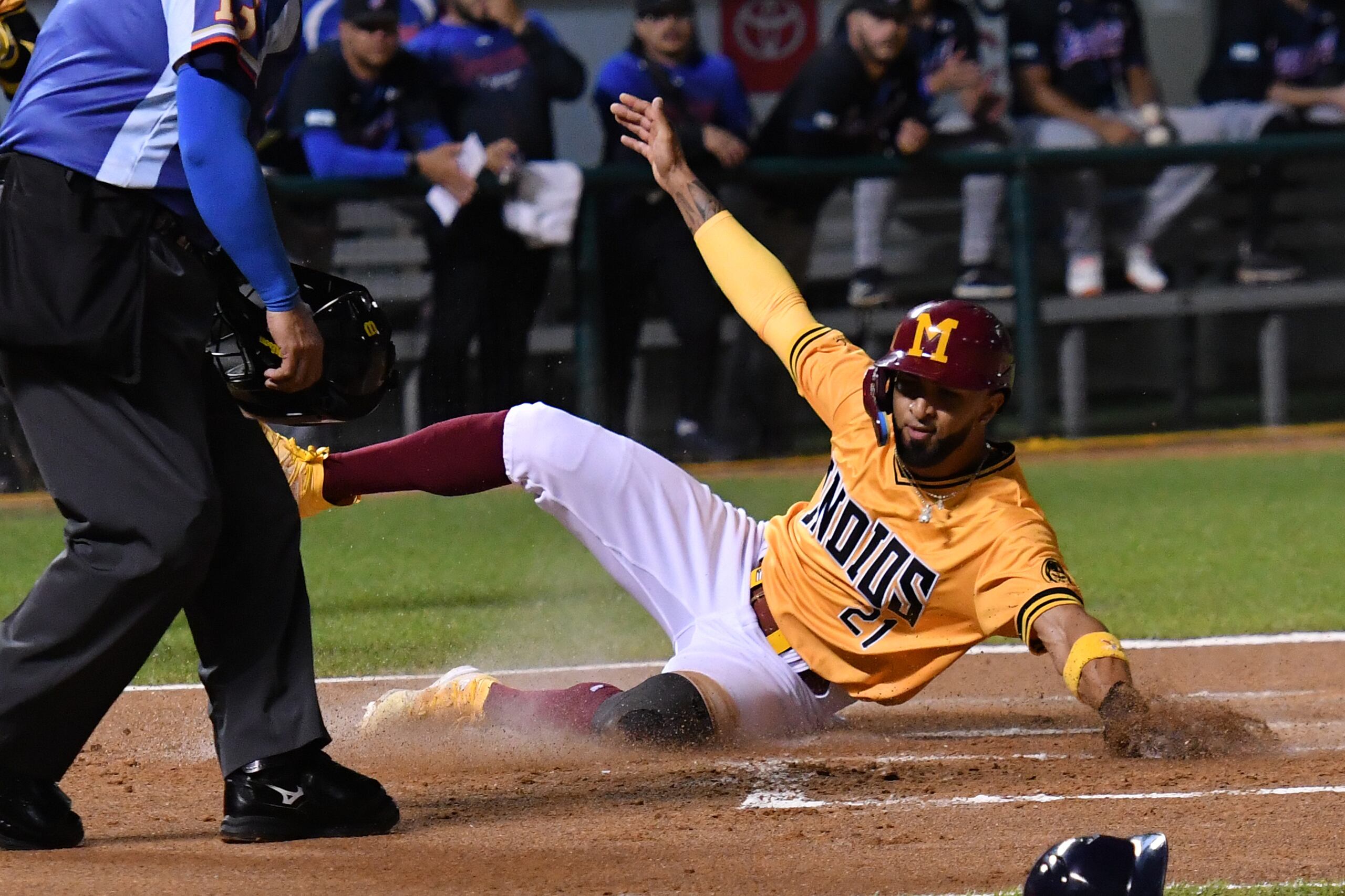 Eddie Rosario anota una de las carreras de los Indios ante los Senadores.
