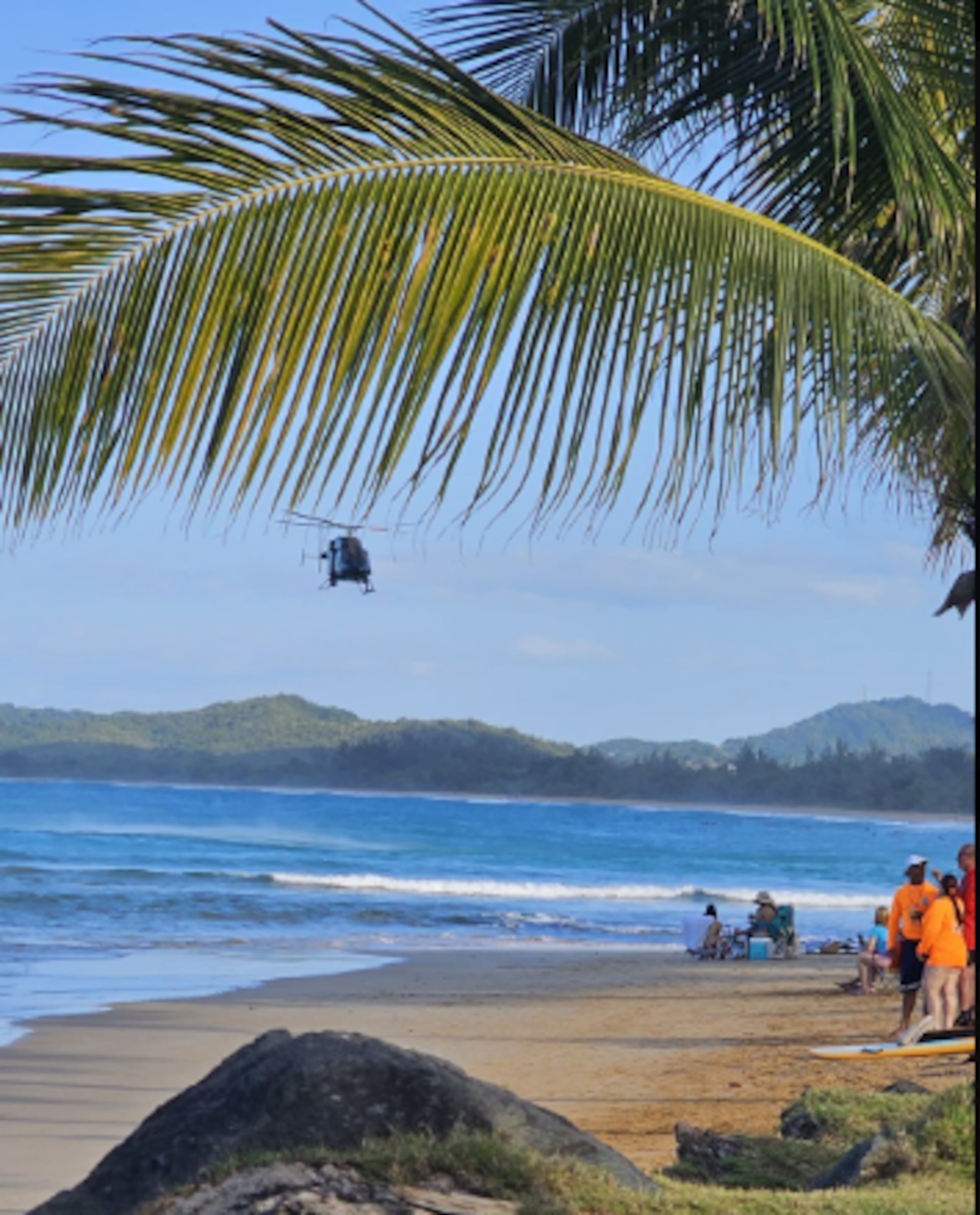 Voluntarios y personal de rescate continúan en la búsqueda del militar Samuel Maturi Wanjiru, arrastrado por las corrientes marinas en la playa La Pared, en Luquillo.