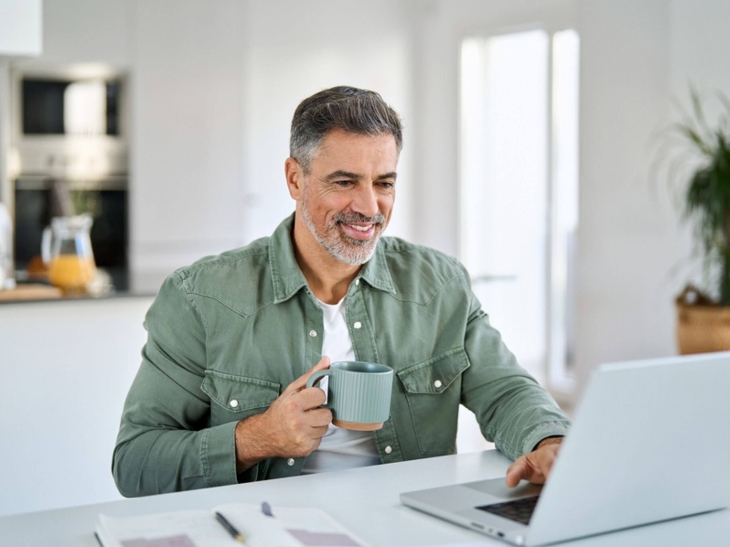 Al escoger una universidad, considera su ubicación, costo, servicios de apoyo para estudiantes adultos y acreditaciones.