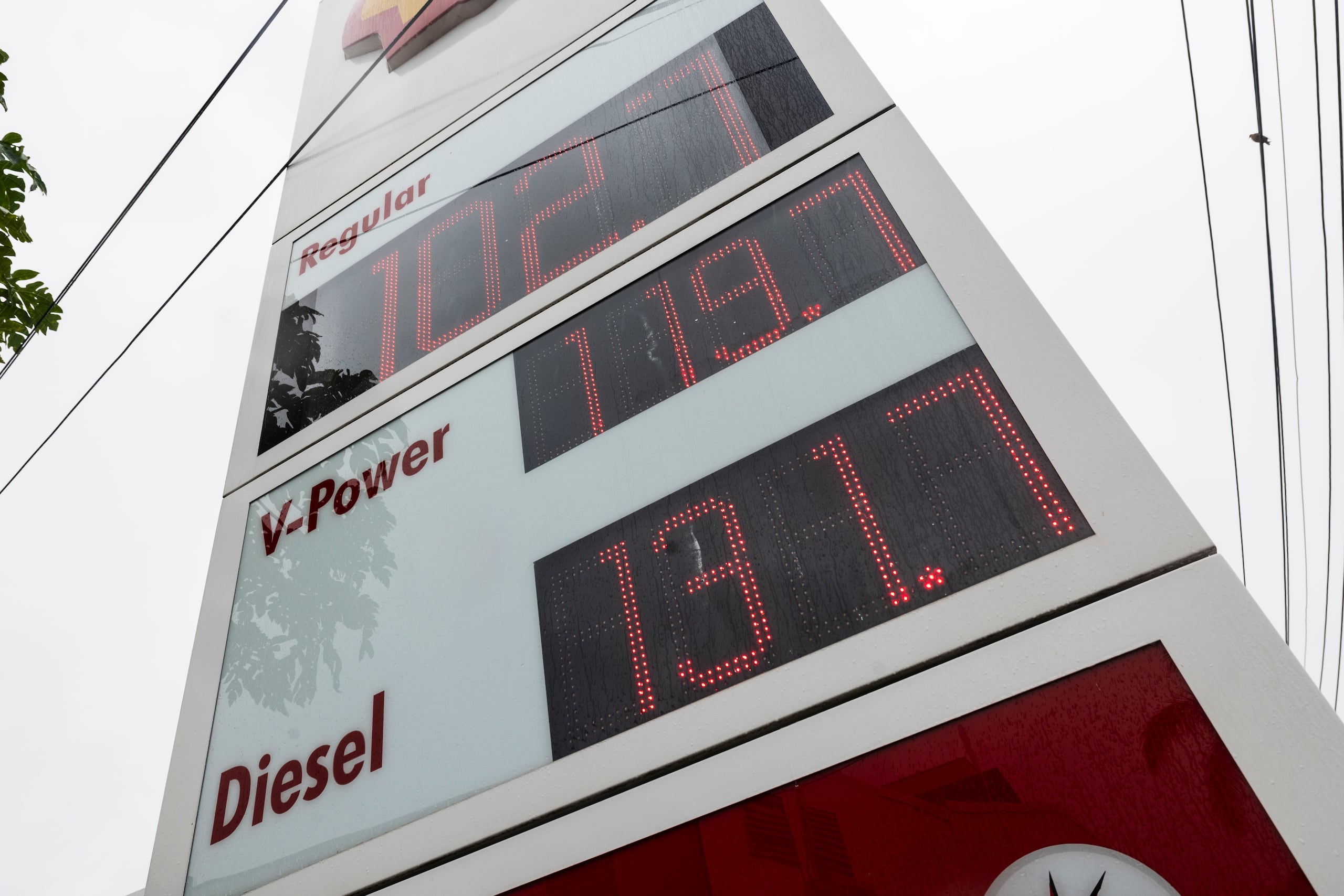 Una estación de gasolina.