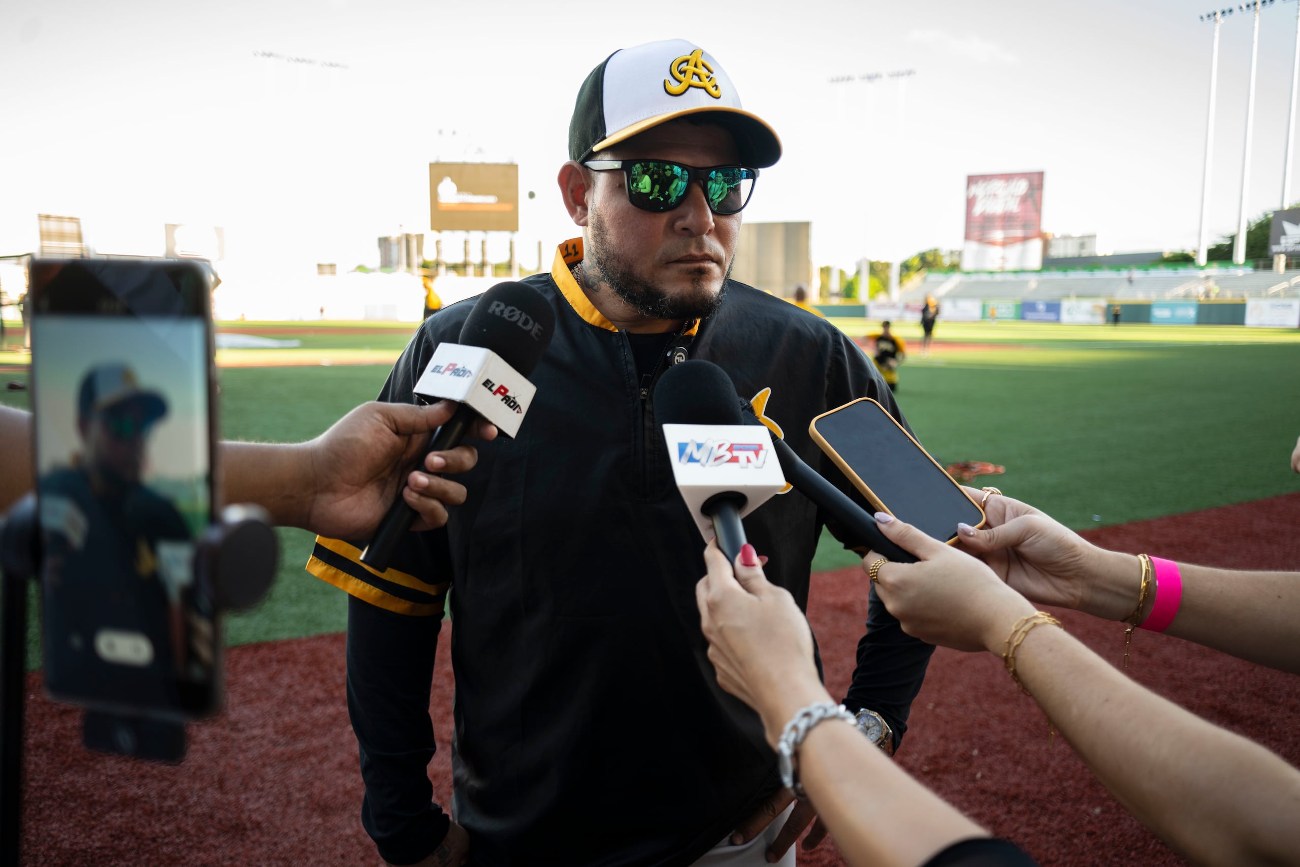 Yadier Molina, dirigente de las Águilas, atiende a los medios en el Estadio Hiram Bithorn.