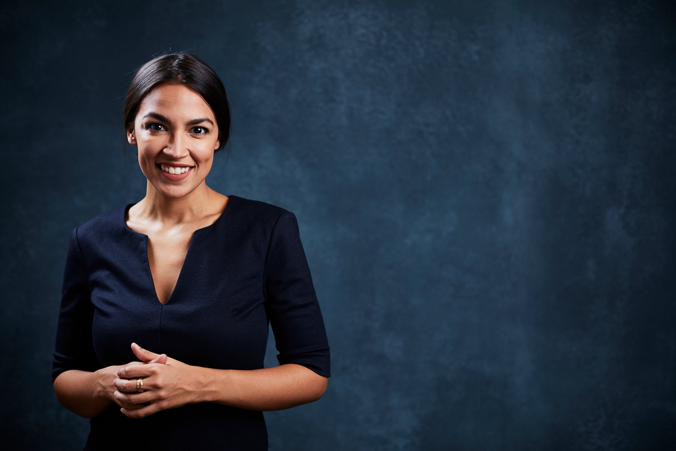 La rutina mañanera de Alexandria Ocasio-Cortez incluye cuidado de la piel y maquillaje. (Foto: Archivo)