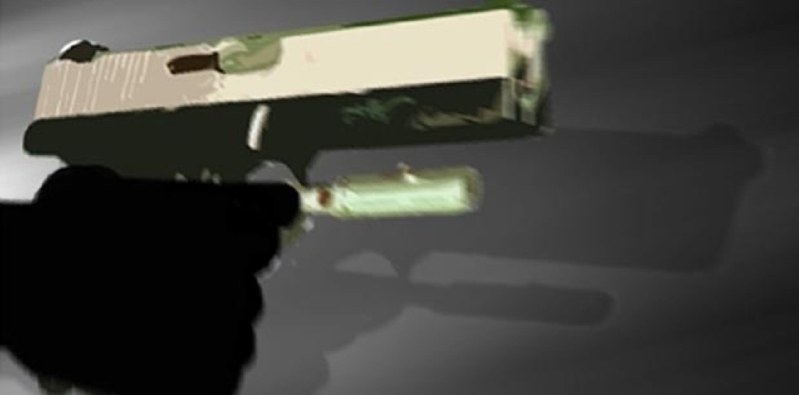 Los sujetos también golpearon a otro de los presentes con un arma de fuego en la cabeza. (Archivo)