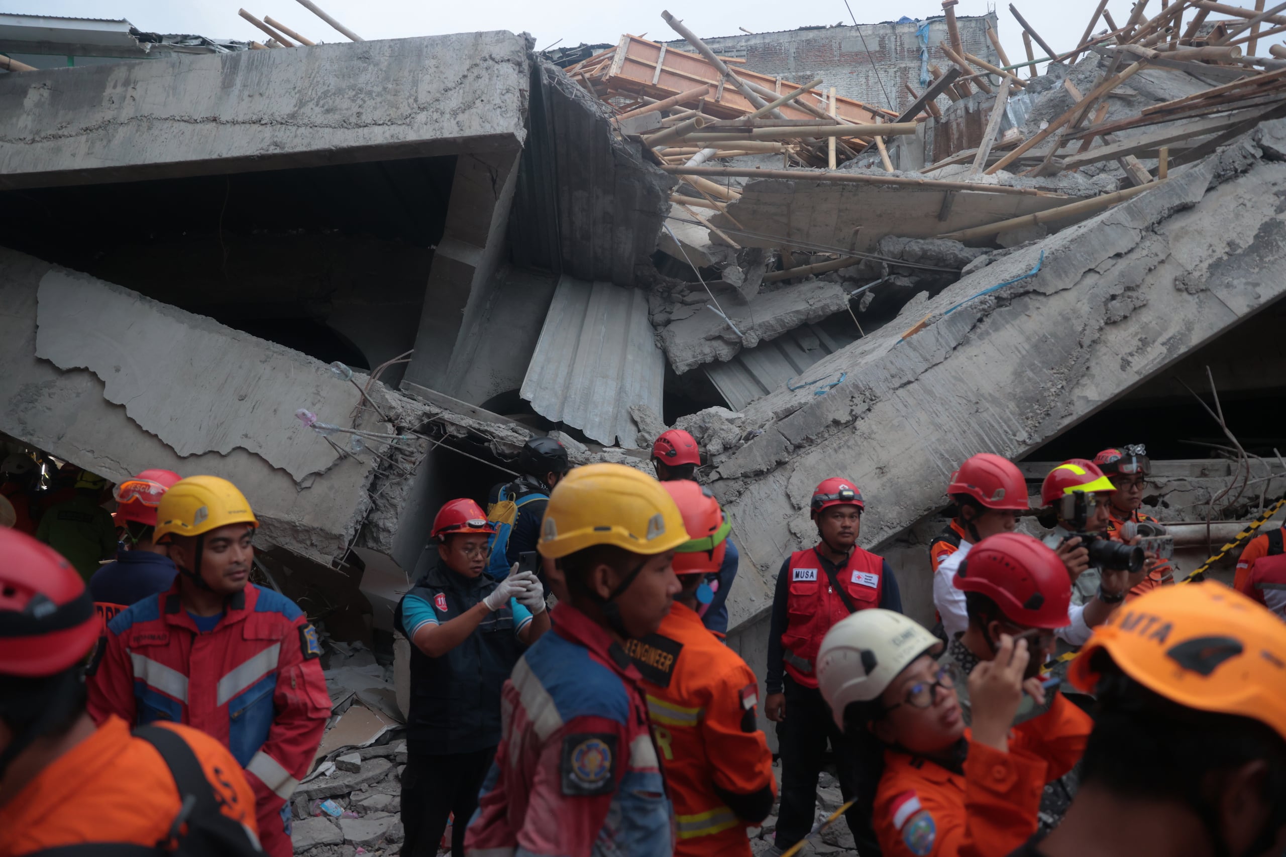 Rescatistas buscan víctimas en el lugar donde se derrumbó un edificio en construcción en un internado islámico en Sidoarjo, Java Oriental, Indonesia, el martes 30 de septiembre de 2025. (AP Foto/Trisnadi)