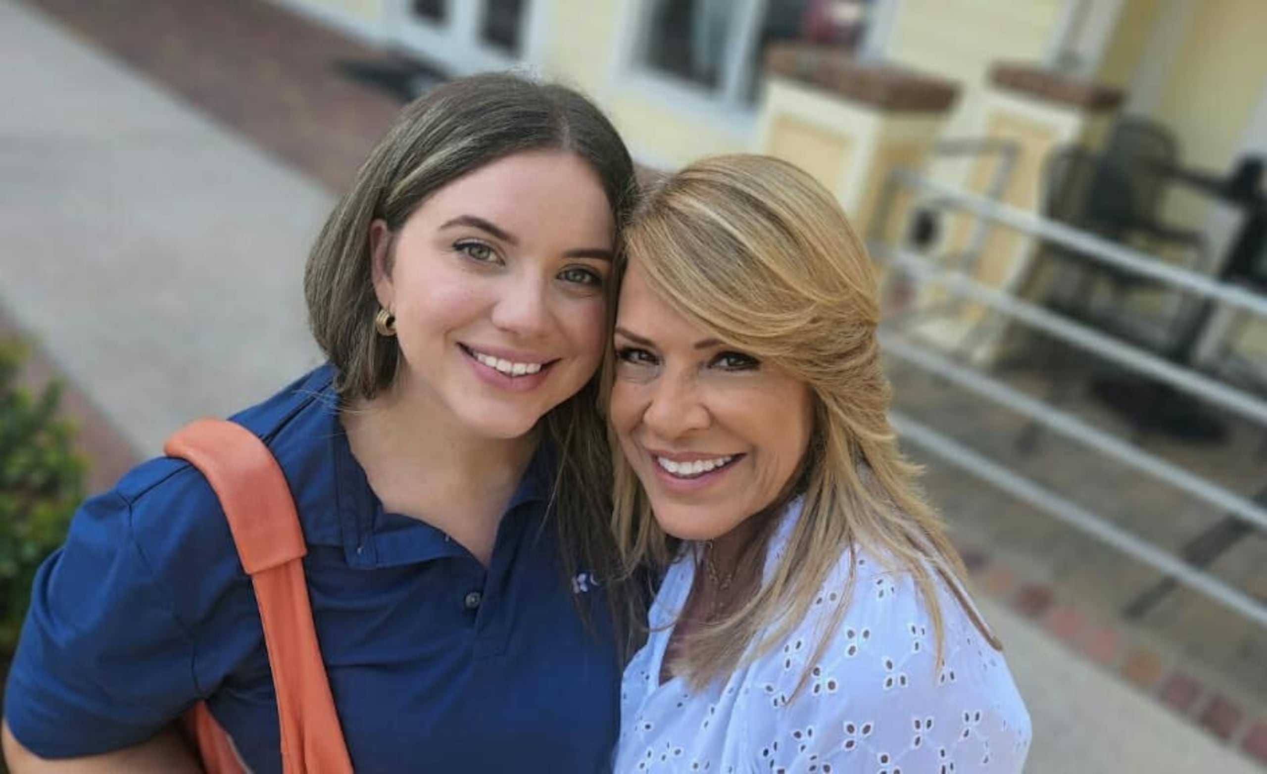 Lourdes Collazo junto a su hija, Alessandra Cuevas.