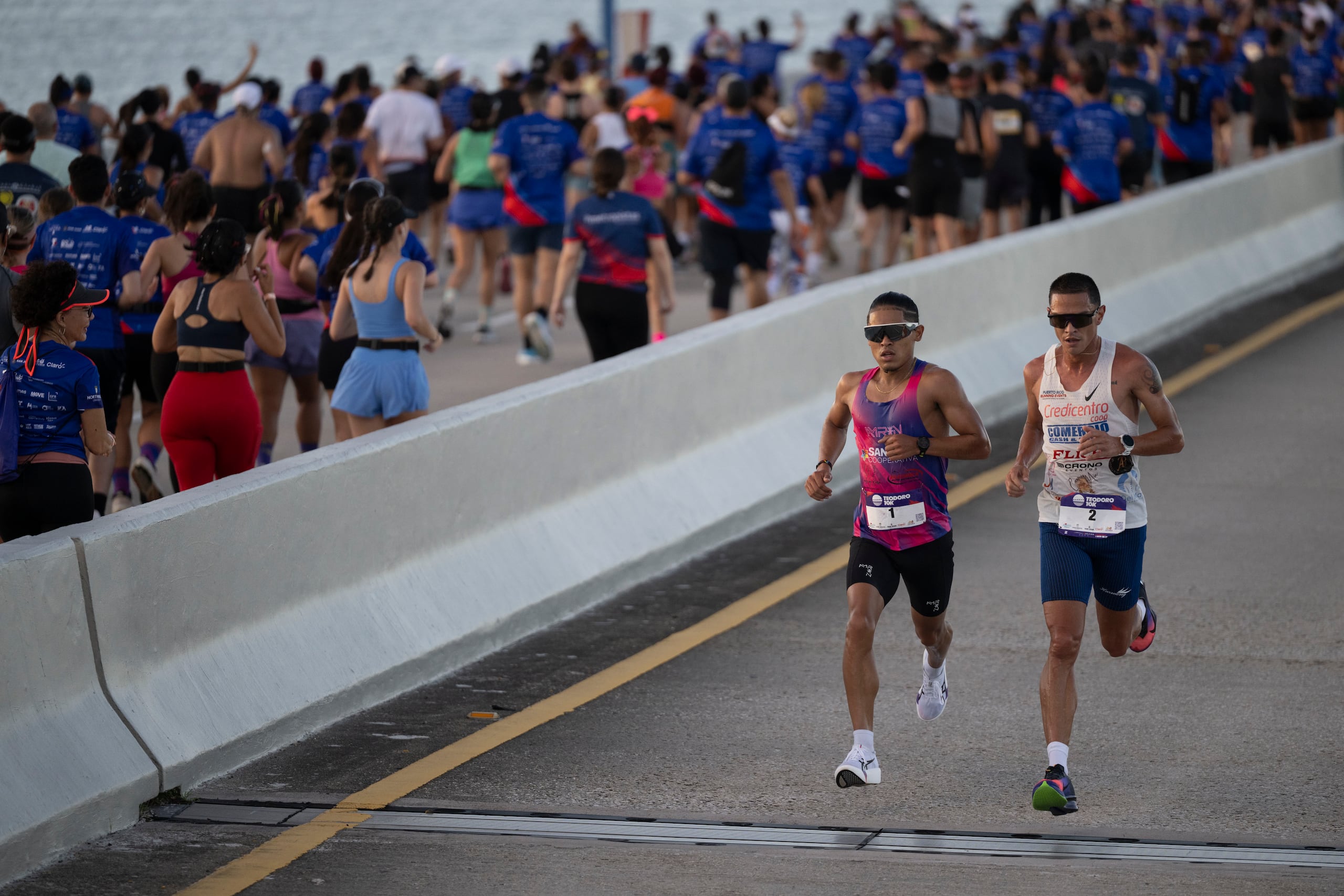 A la derecha, Arnaldo Martínez y Alexander Torres en el 10K del Puente Teodoro Moscoso.
