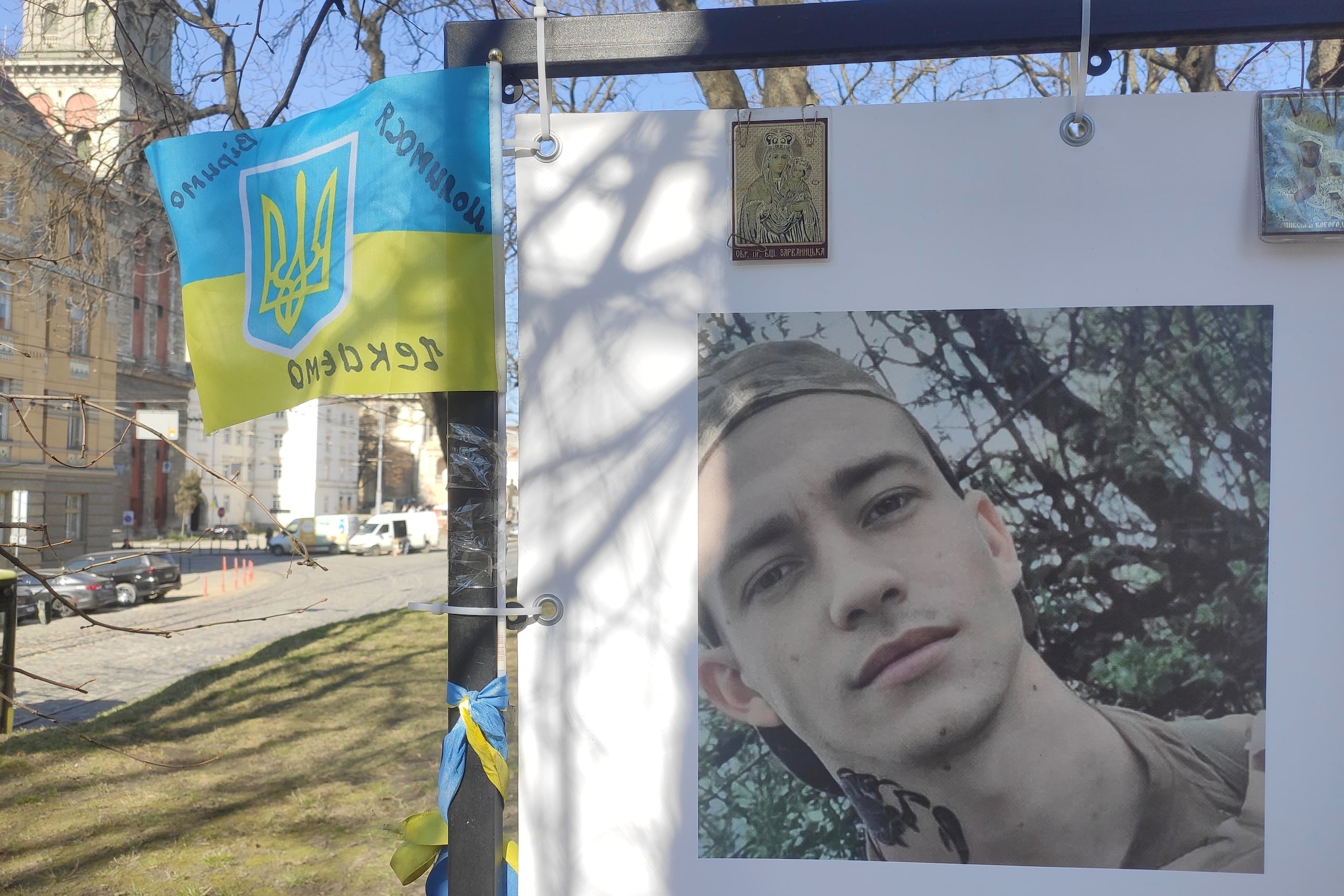 Fotografía de un soldado ucraniano desaparecido, con un tatuaje visible, en una de las pancartas con soldados desaparecidos colocadas por sus familias para aumentar la visibilidad.