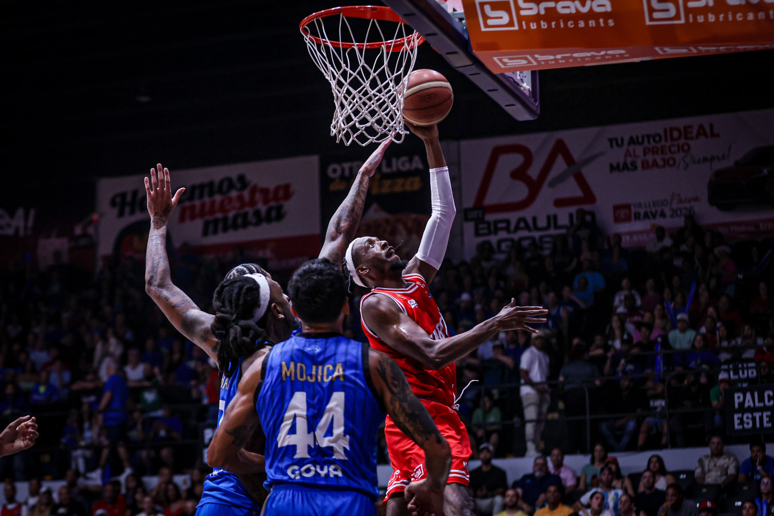 Los Vaqueros de Bayamón han permitido a los Gigantes de Carolina-Canóvanas anotar 73.8 puntos por juego en la semifinal de la Conferencia A.