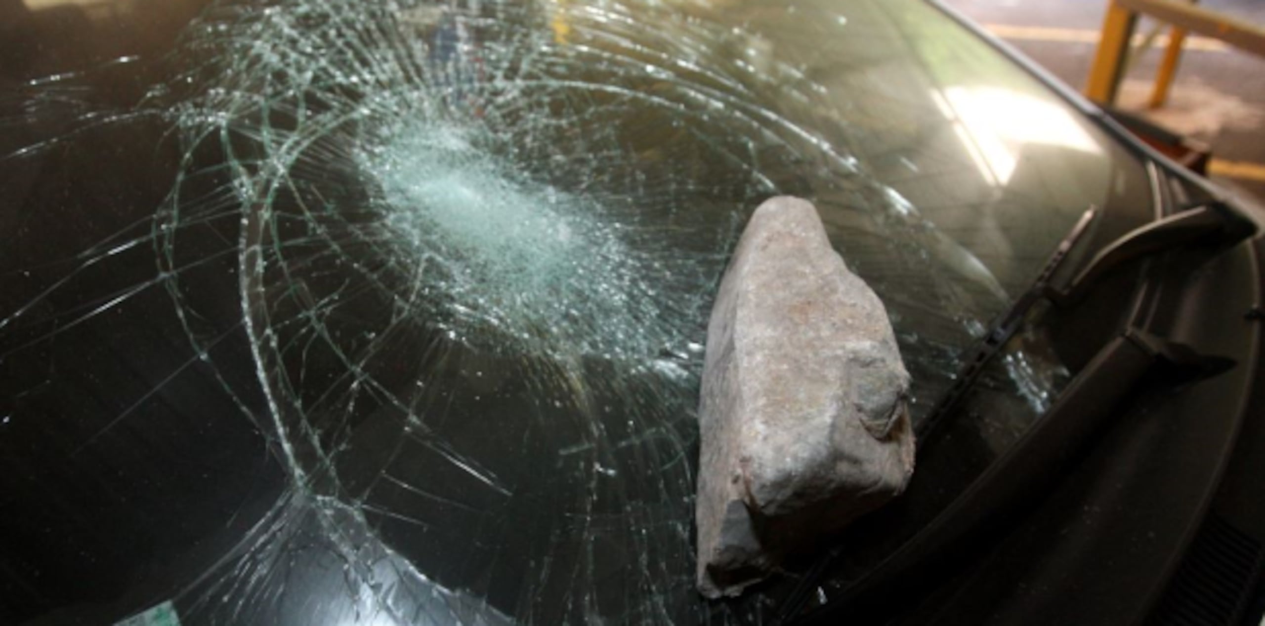 El sábado pasado, siete vehículos de motor resultaron con los cristales rotos y abolladuras en la carrocería; cinco de estos casos ocurrieron en la carretera PR-165. (Archivo)