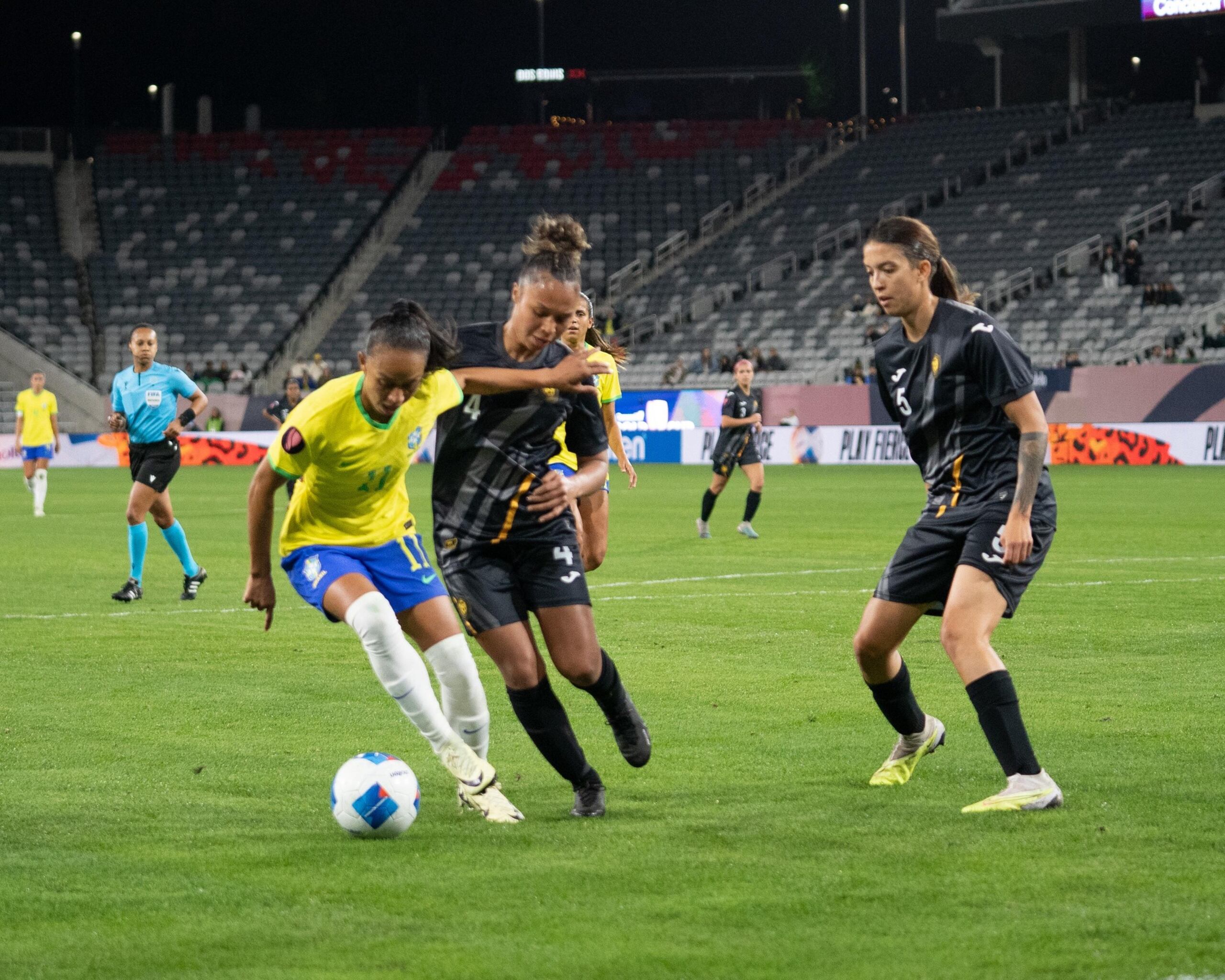 Bryana Pizarro (4) y Madison Cox (5) de la Selección Nacional logró históricas victorias y honrosas derrotas en la fase clasificatoria y de grupos en la Copa de Oro.