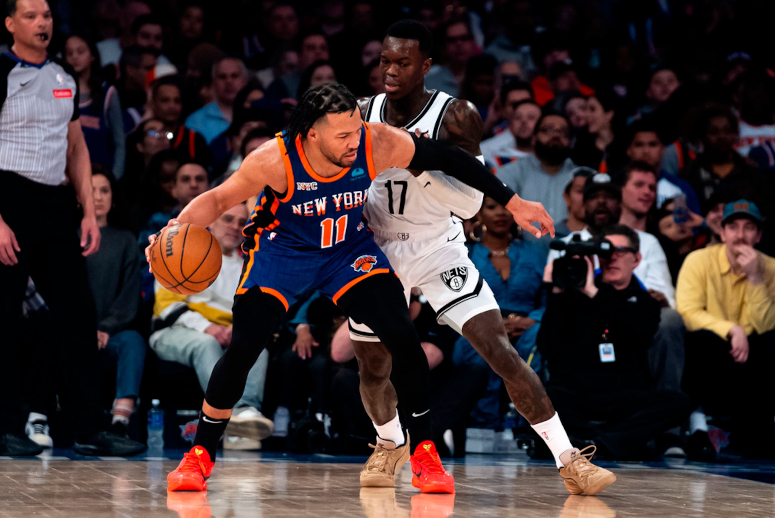 Jalen Brunson, de los Knicks de Nueva York, frente a la marca de Dennis Schroder, de los Nets de Brooklyn.