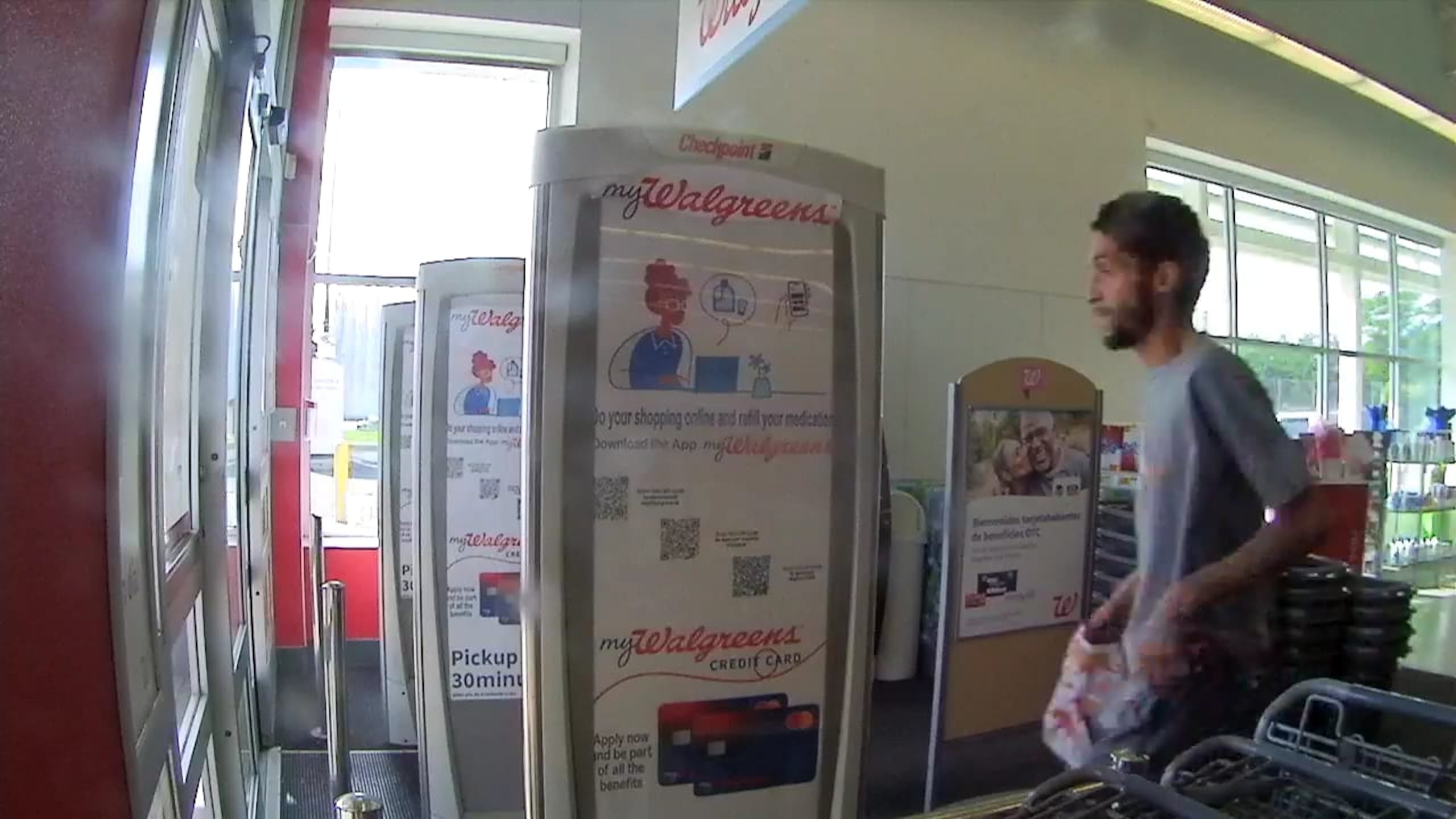 Imágen del sospechoso de robar mercancía de la farmacia Walgreens de la avenida 65 de Infantería, el 22 de julio.