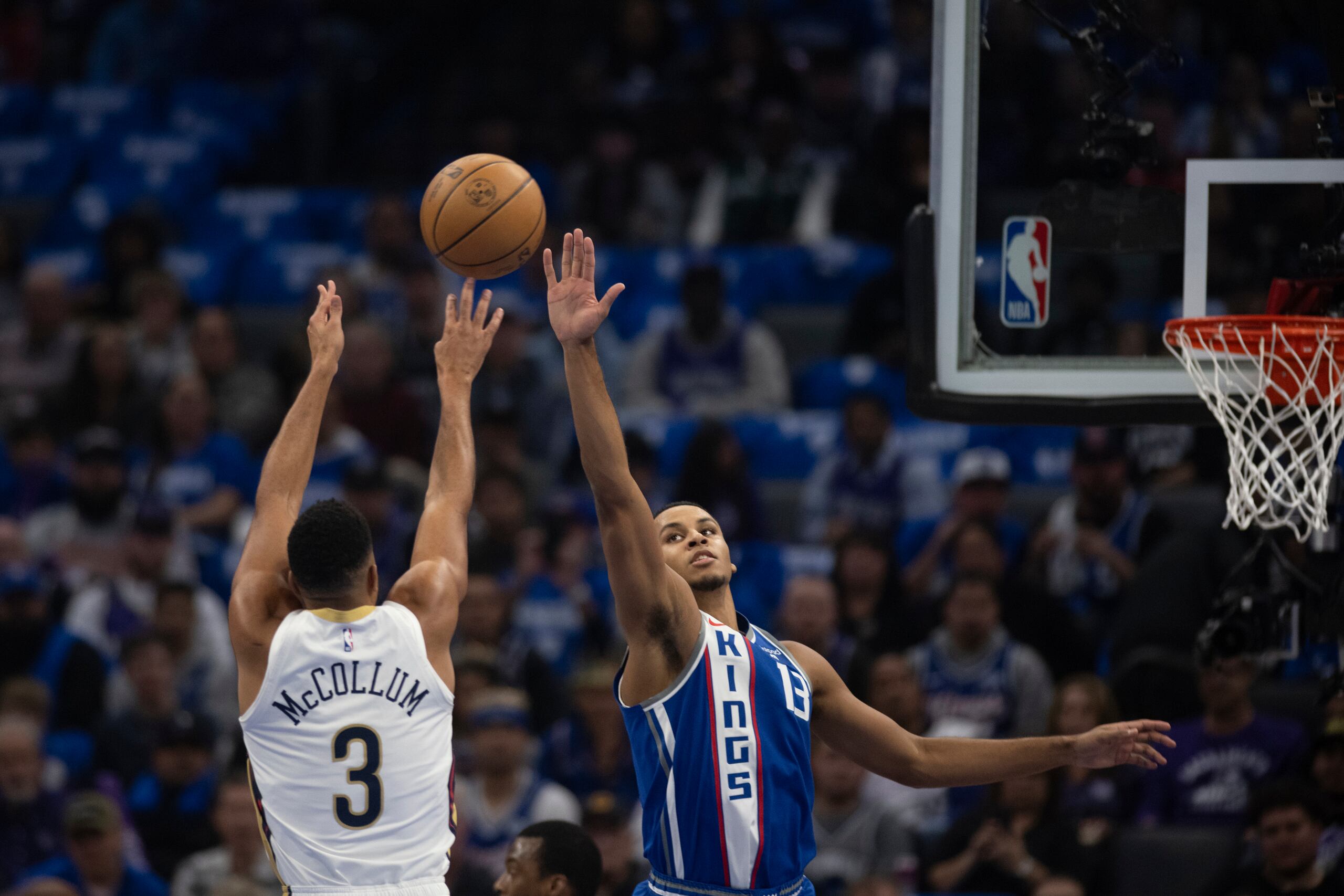 CJ McCollum (3), de los Pelicans de Nueva Orleans, dispara sobre Keegan Murray, derecha, de los Kings de Sacramento, en el primer cuarto del juego de baloncesto de la NBA, en Sacramento, el lunes 4 de diciembre de 2023.