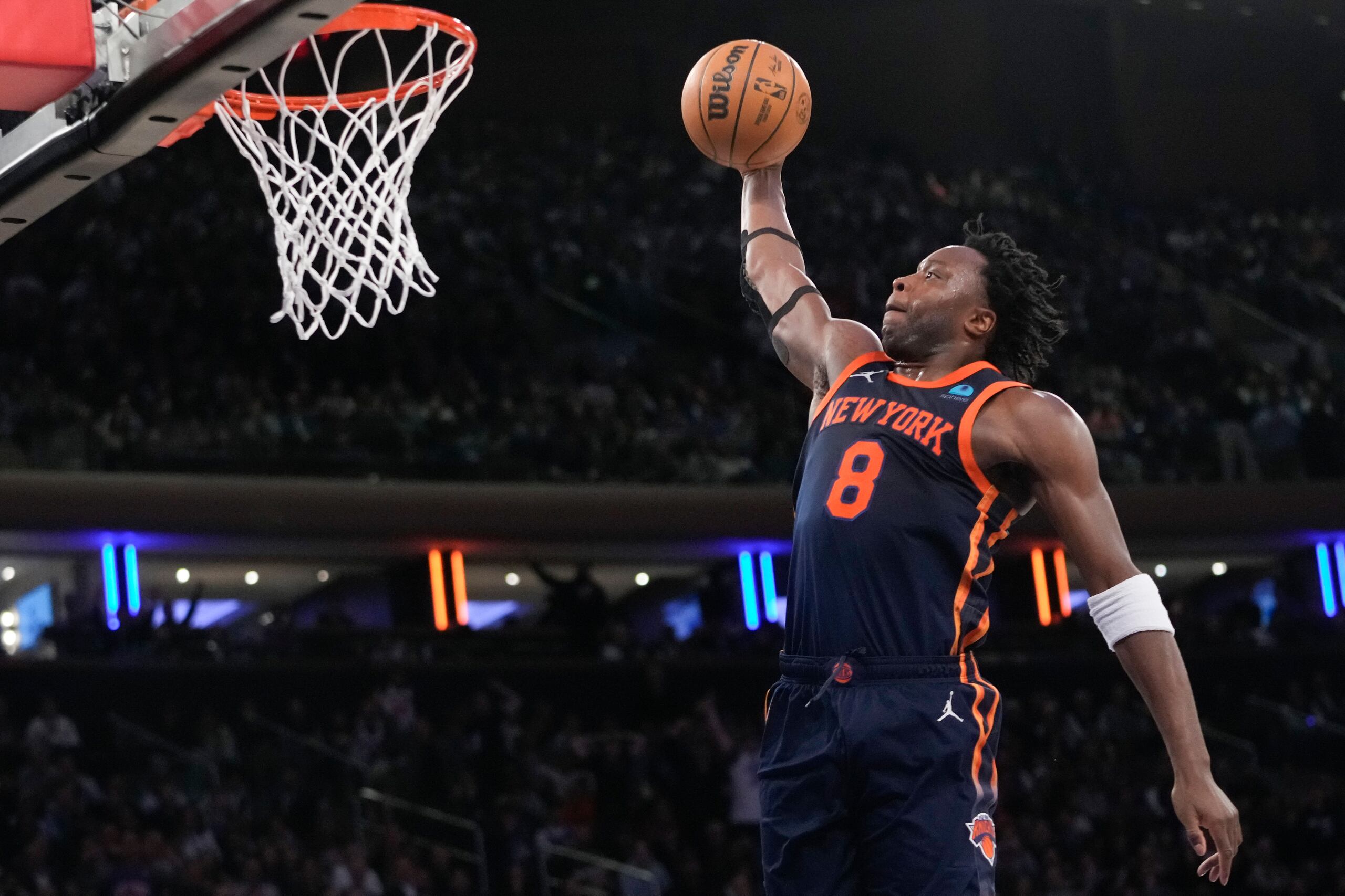 El alero de los Knicks de Nueva York, OG Anunoby, donquea el balón en el encuentro ante los 76ers de Filadelfia.