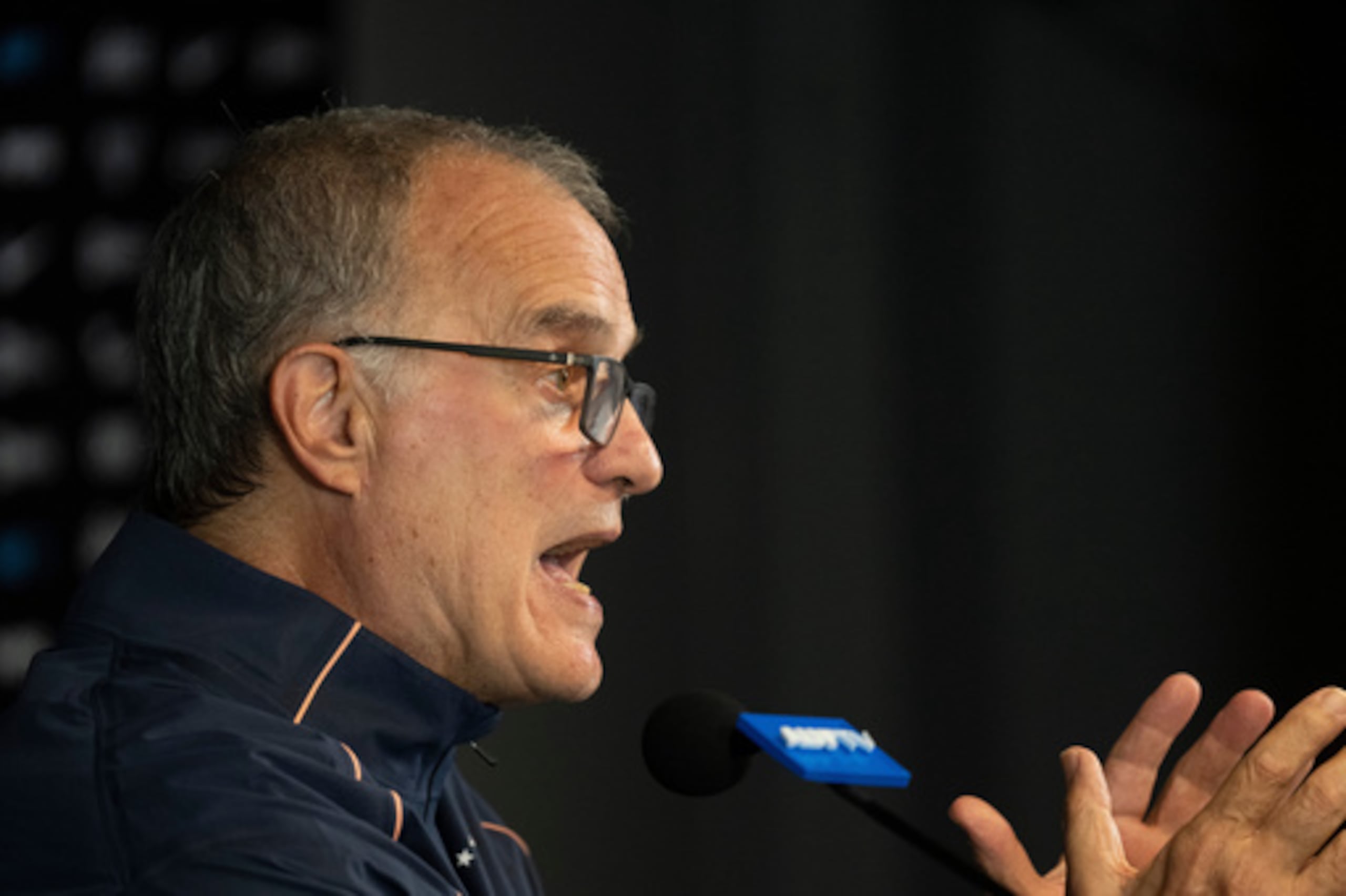El argentino Marcelo Bielsa, seleccionador de Uruguay, ofrece una rueda de prensa en Montevideo el martes 30 de junio de 2026 (Foto AP/Matilde Campodónico)