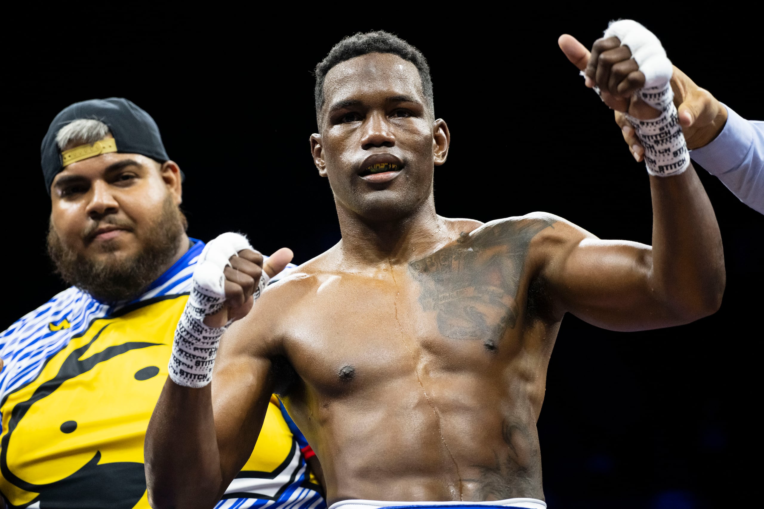 Subriel Matías festeja después de su victoria ante el mexicano Roberto Ramírez en el Coliseo Rubén Rodríguez, de Bayamón.